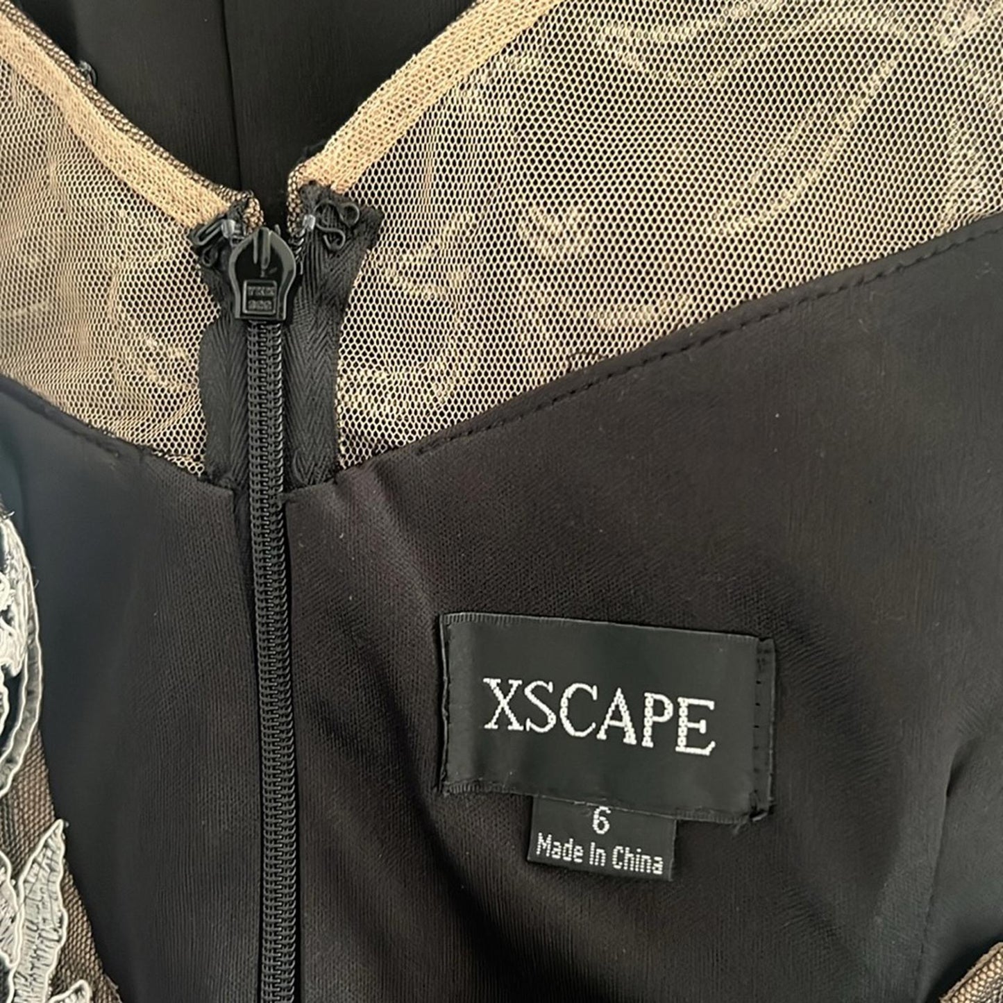 Xscape Embroidered Appliqué Scuba Crepe Cocktail Dress in Black/White Size 6 NWT