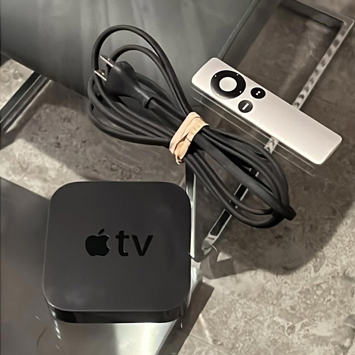 Apple TV (3rd Generation) HD Media Streamer A1469 w/ Remote in Black, EXCELLENT!