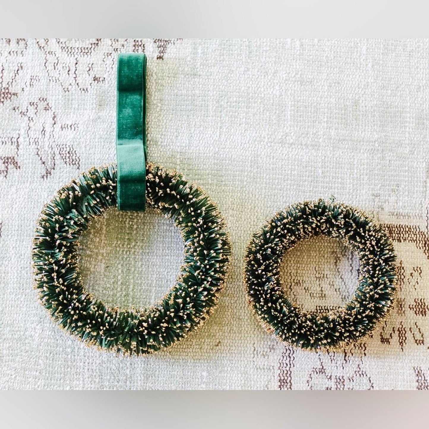 Dekorasyon Pandan Wreath Green w/Glittered Gold Tips, Set of 2, 8" & 10" NEW $90