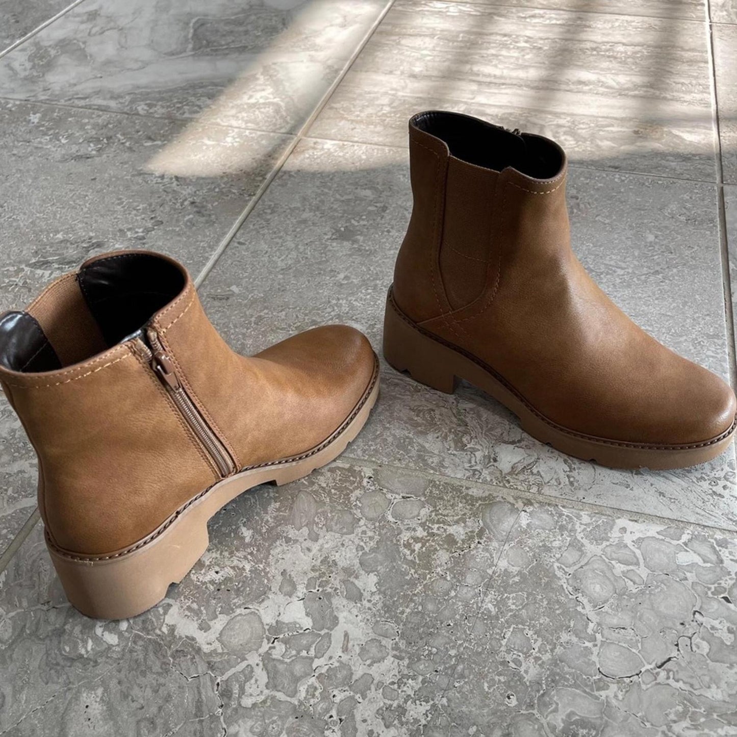 Naturalizer Cade Lug Sole Chelsea Boots in Chestnut, Size 8.5 New in Box $139