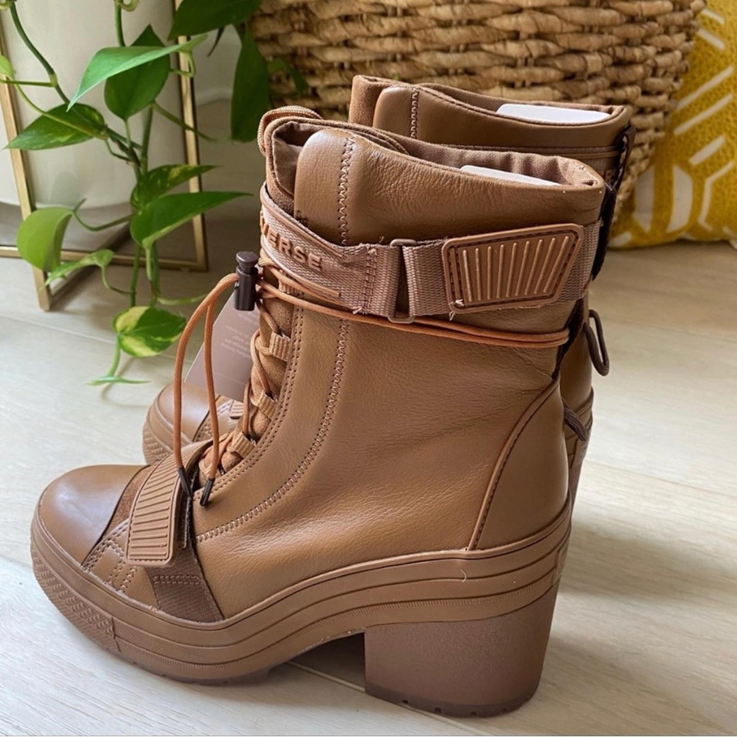 Converse Chuck Taylor All Star GR82 Boots in Camel Brown Combat Boots Size 9 NEW