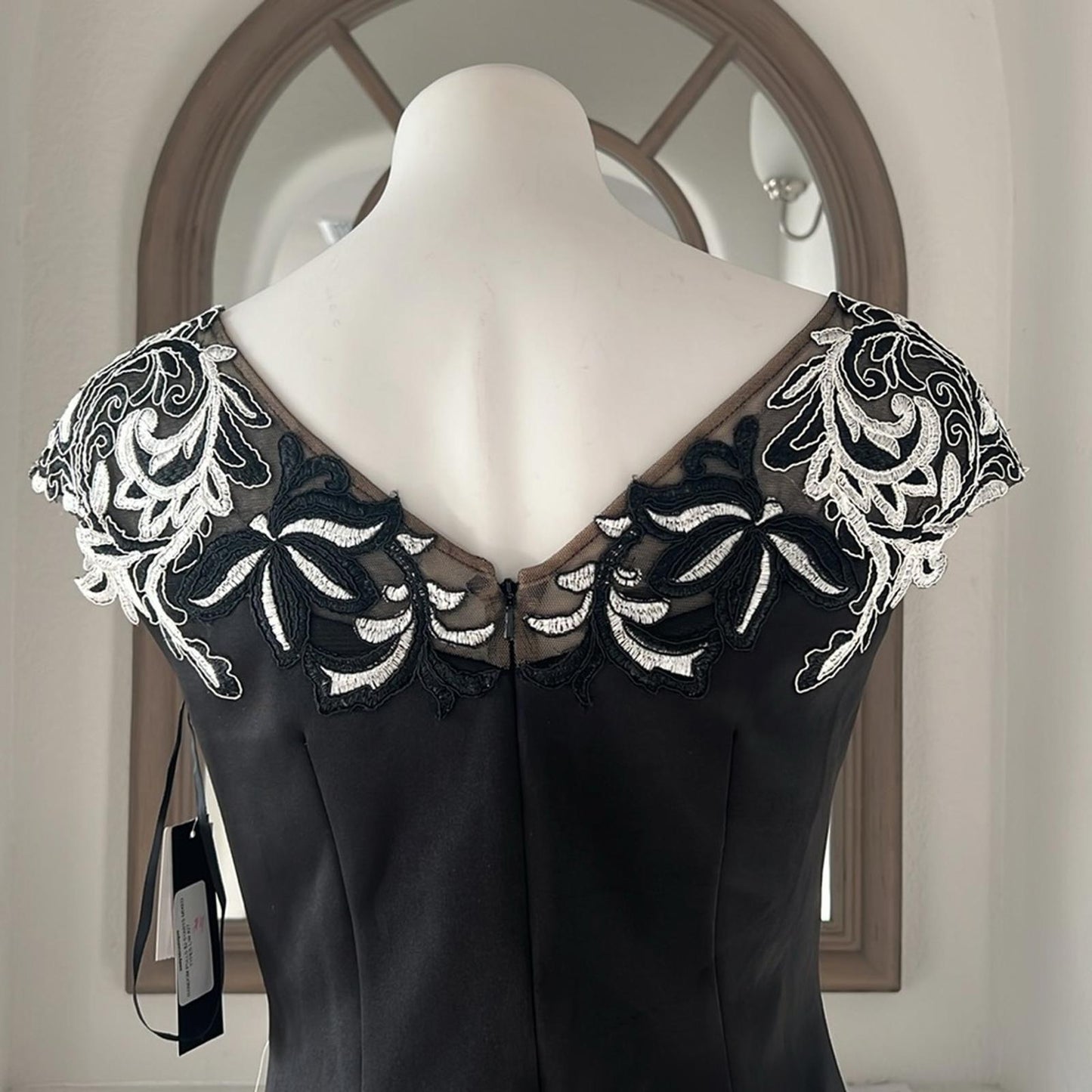 Xscape Embroidered Appliqué Scuba Crepe Cocktail Dress in Black/White Size 6 NWT