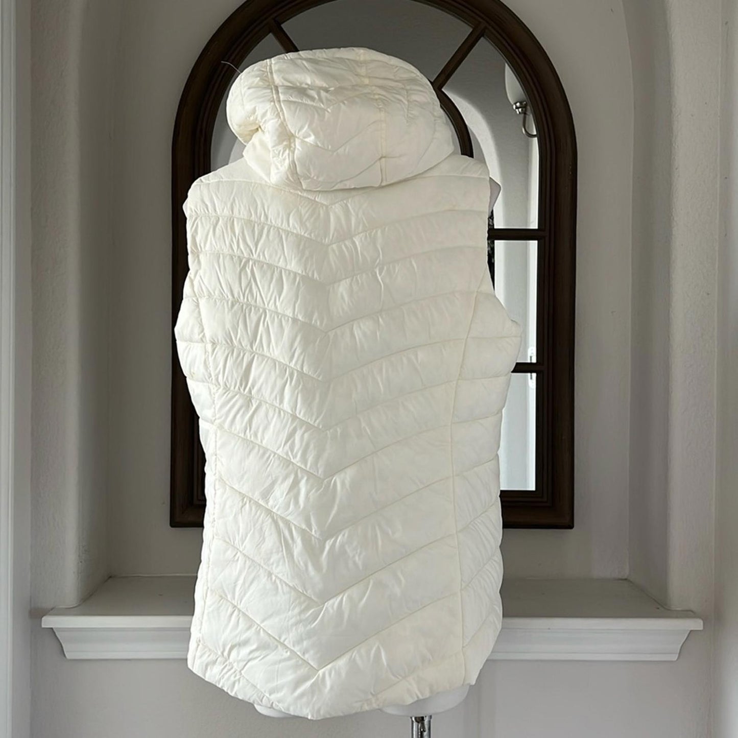 NEW Barbour South Shield Fibredown Hooded Vest in Off-White, Size US14 UK18