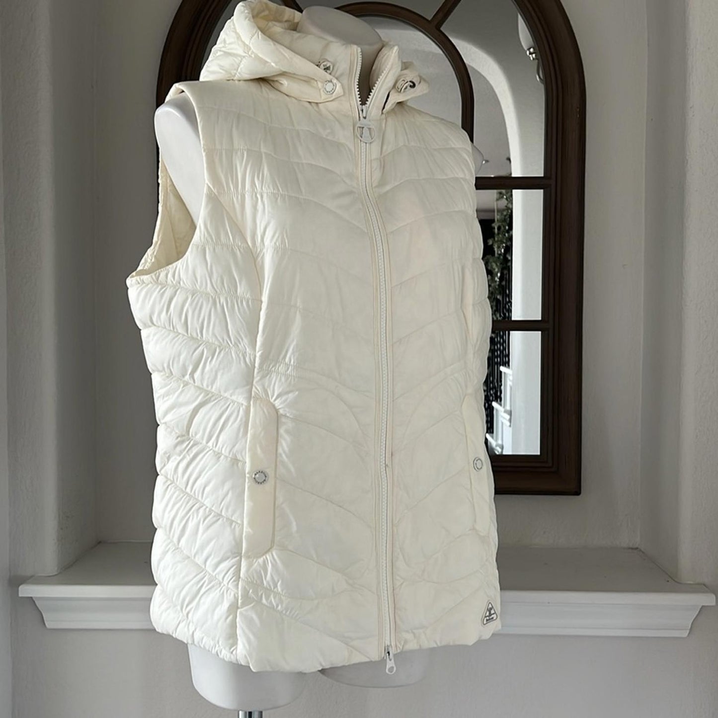 NEW Barbour South Shield Fibredown Hooded Vest in Off-White, Size US14 UK18