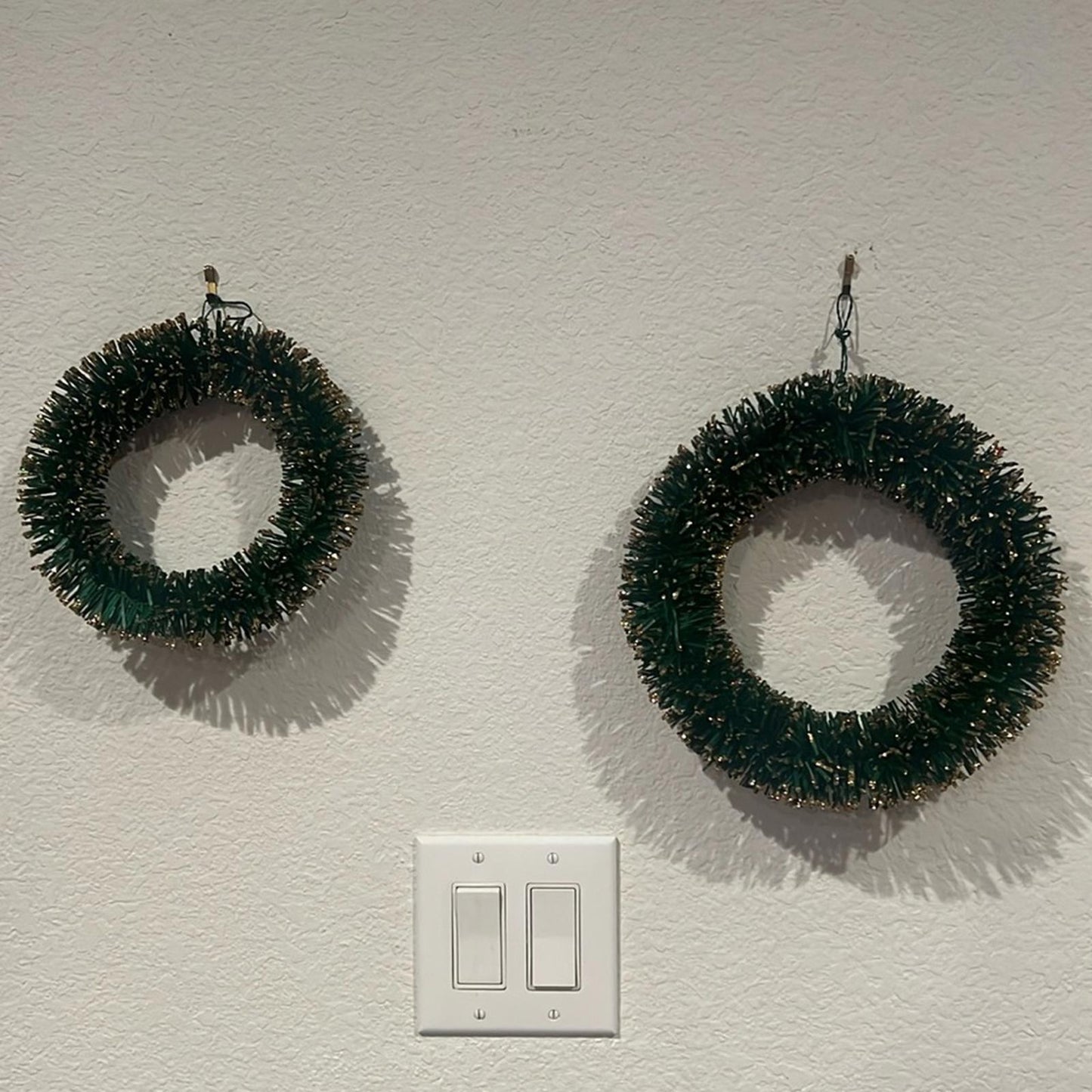 Dekorasyon Pandan Wreath Green w/Glittered Gold Tips, Set of 2, 8" & 10" NEW $90