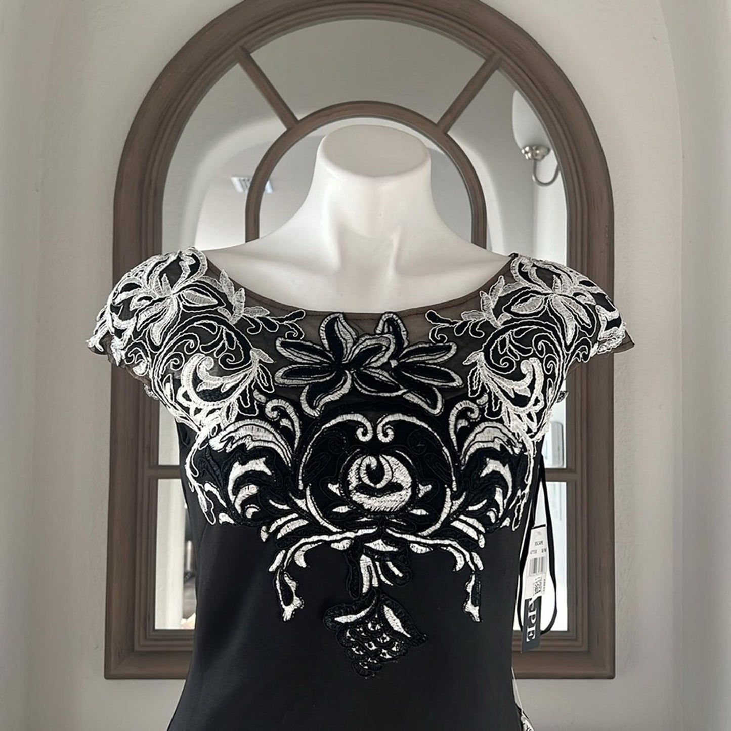 Xscape Embroidered Appliqué Scuba Crepe Cocktail Dress in Black/White Size 6 NWT