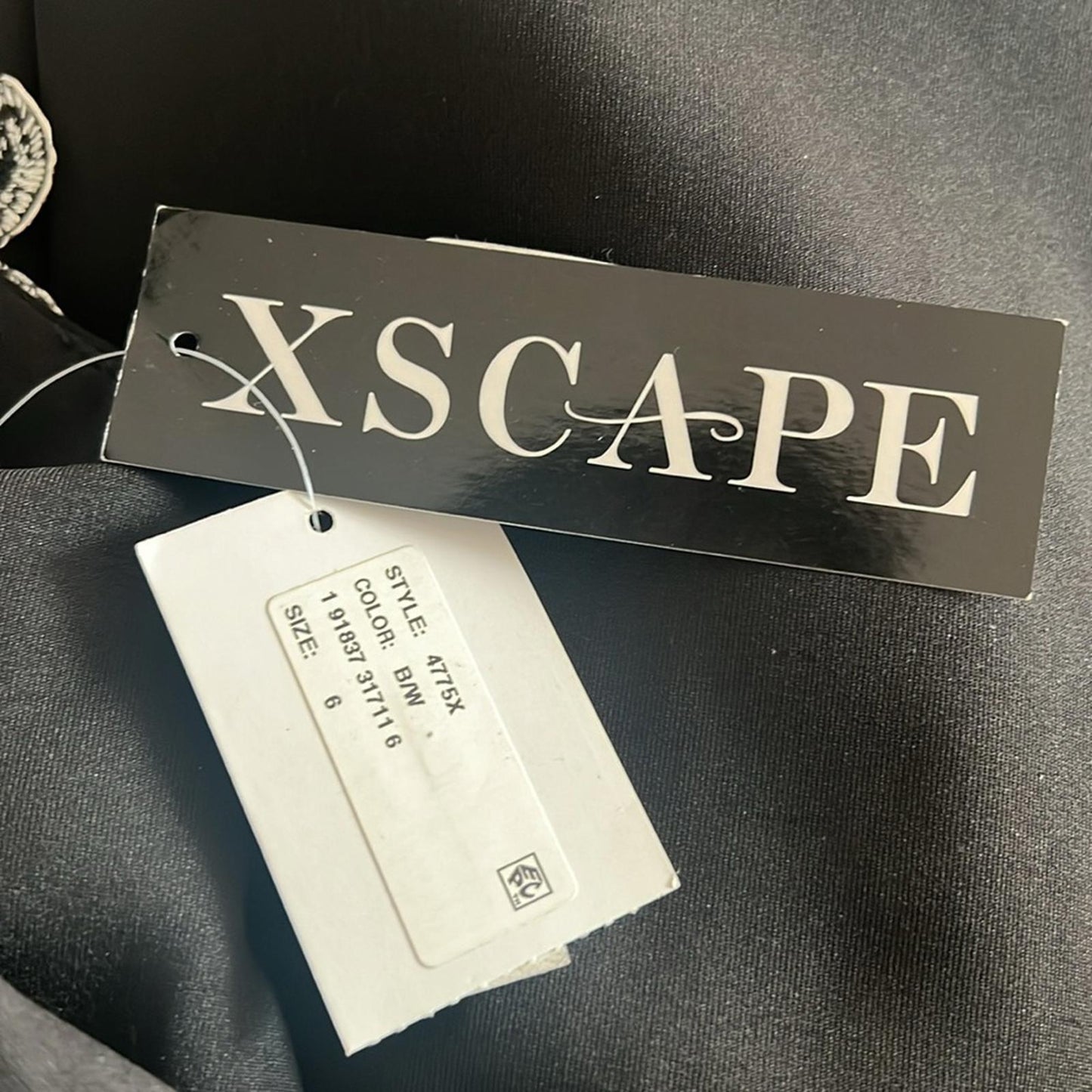 Xscape Embroidered Appliqué Scuba Crepe Cocktail Dress in Black/White Size 6 NWT