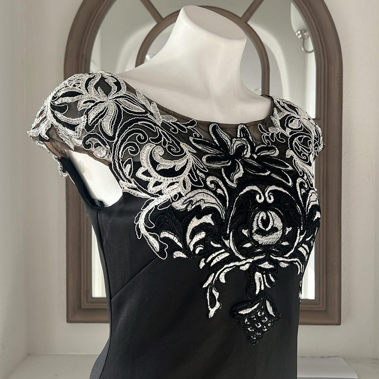 Xscape Embroidered Appliqué Scuba Crepe Cocktail Dress in Black/White Size 6 NWT