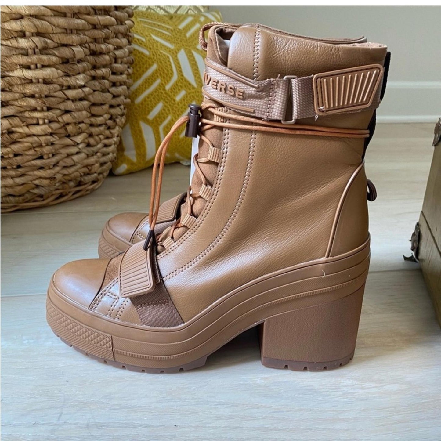 Converse Chuck Taylor All Star GR82 Boots in Camel Brown Combat Boots Size 9 NEW