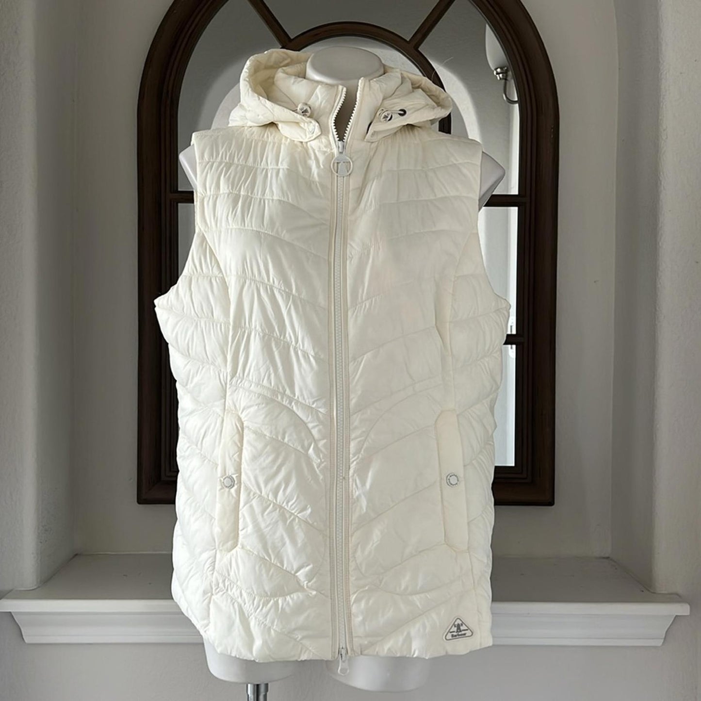 NEW Barbour South Shield Fibredown Hooded Vest in Off-White, Size US14 UK18
