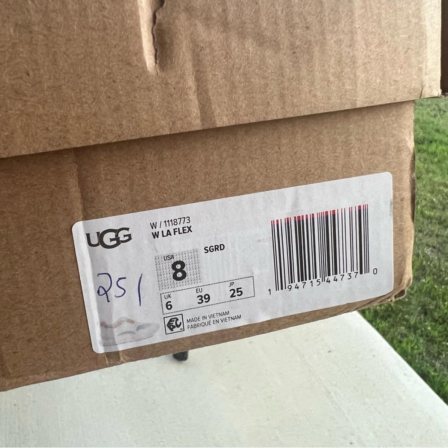UGG Women's LA Flex Sneaker, Scallop Gradient Size 8, Comes in Original Box