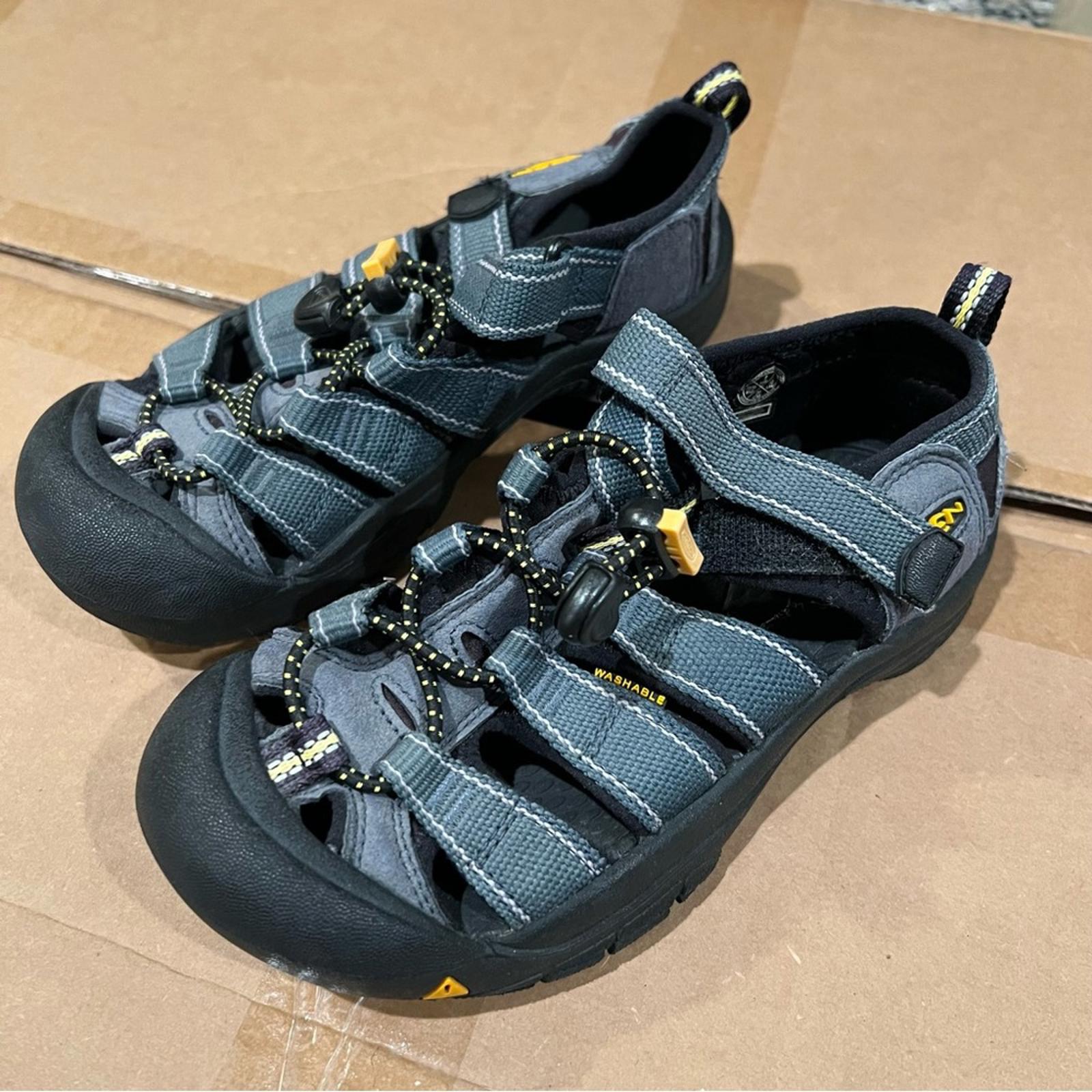 KEEN Newport H2 Sandals in Grey, NEW, Size 1