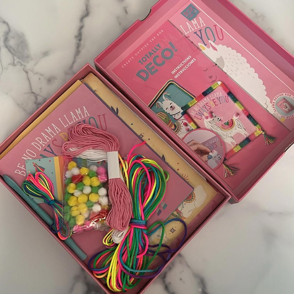Totally Deco Llama Love String &Pom Pom Art Set in Keepsake Box to Make &Display