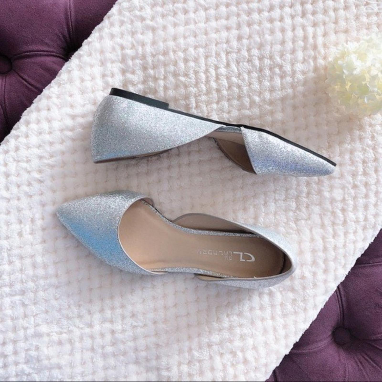 NEW CL Laundry Platinum Heart Pointed Toe Shoes, Silver Size 6M New w/o Box