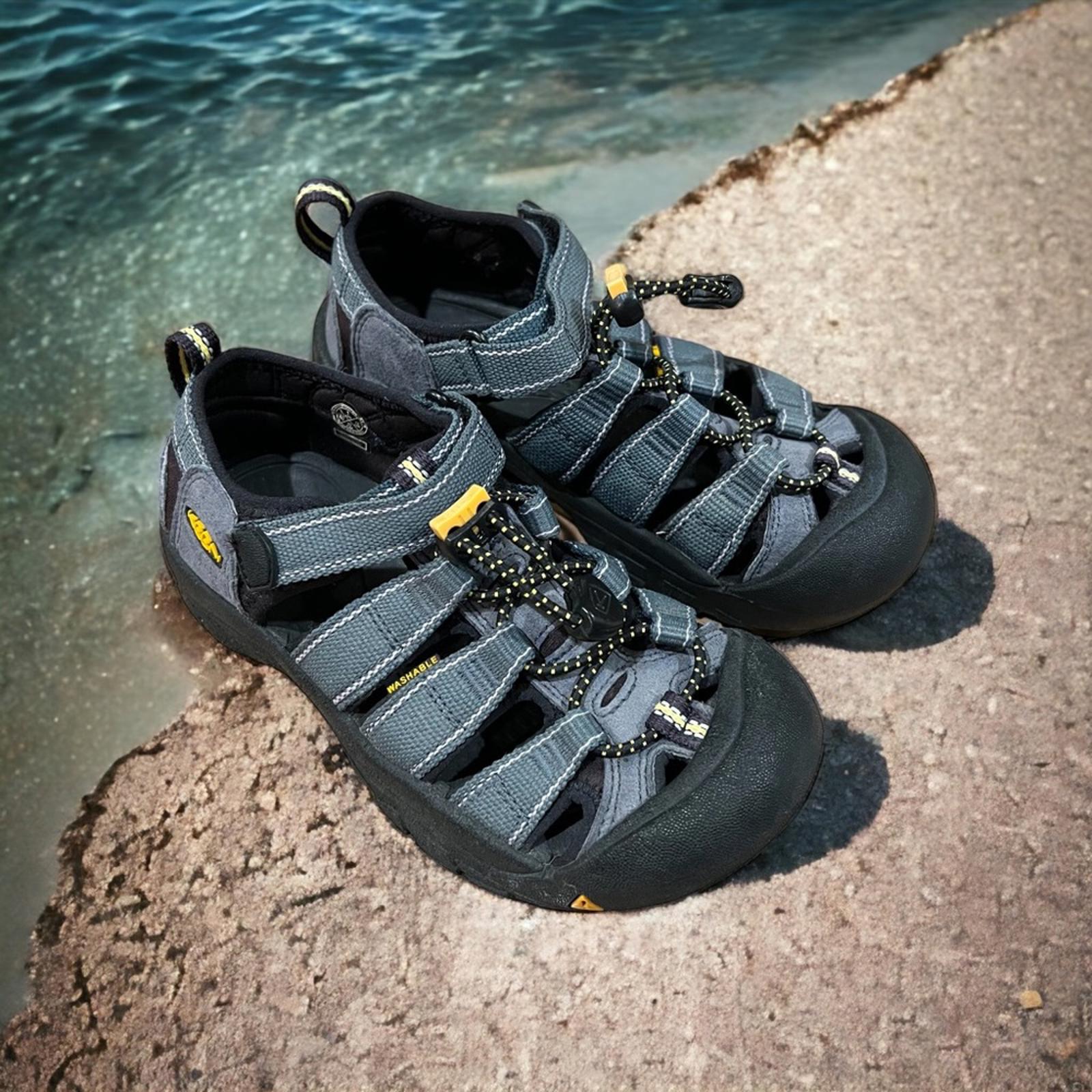 KEEN Newport H2 Sandals in Grey, NEW, Size 1