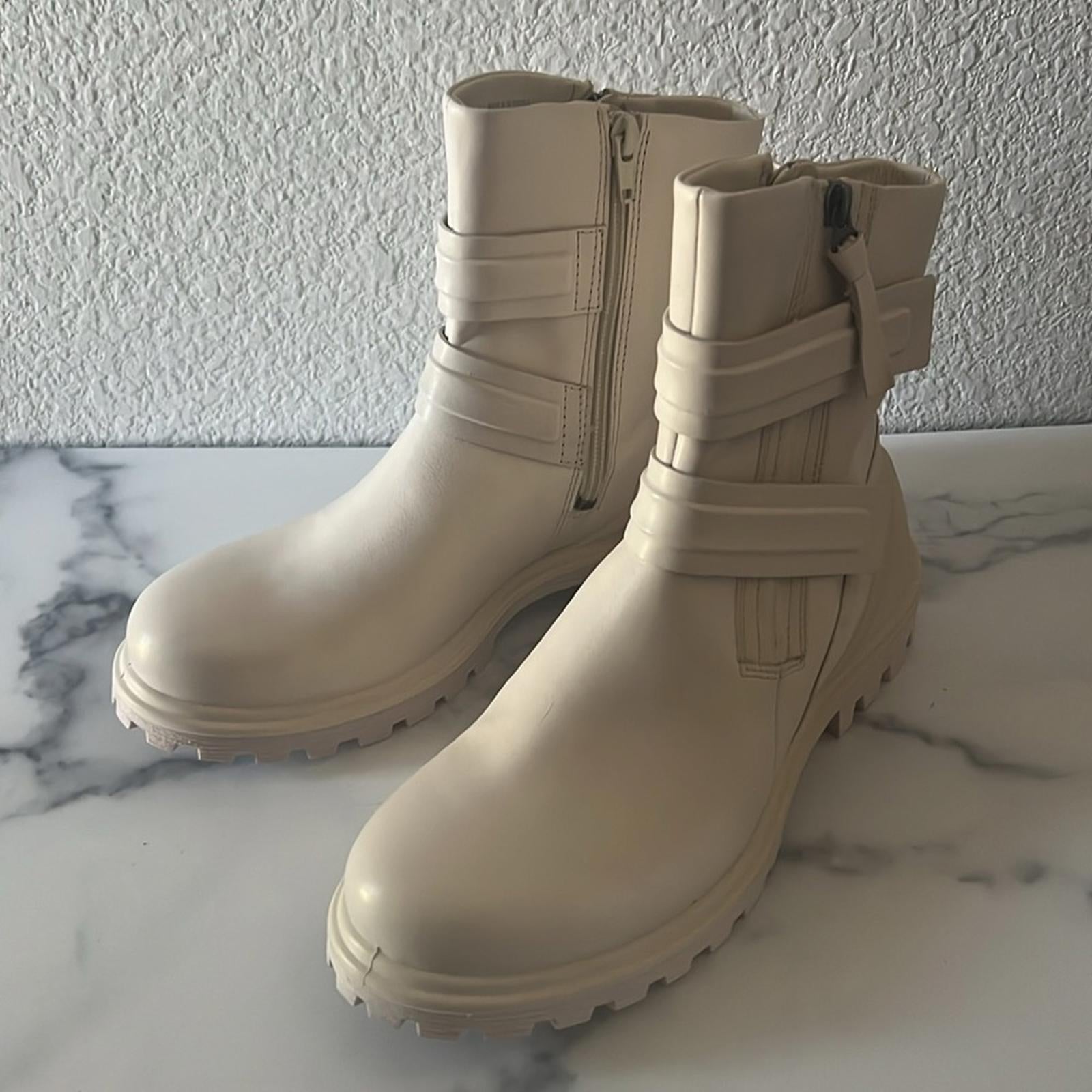 ECCO Tredtray Moto Bootie in Limestone Leather, Size EU 38 NEW in Box