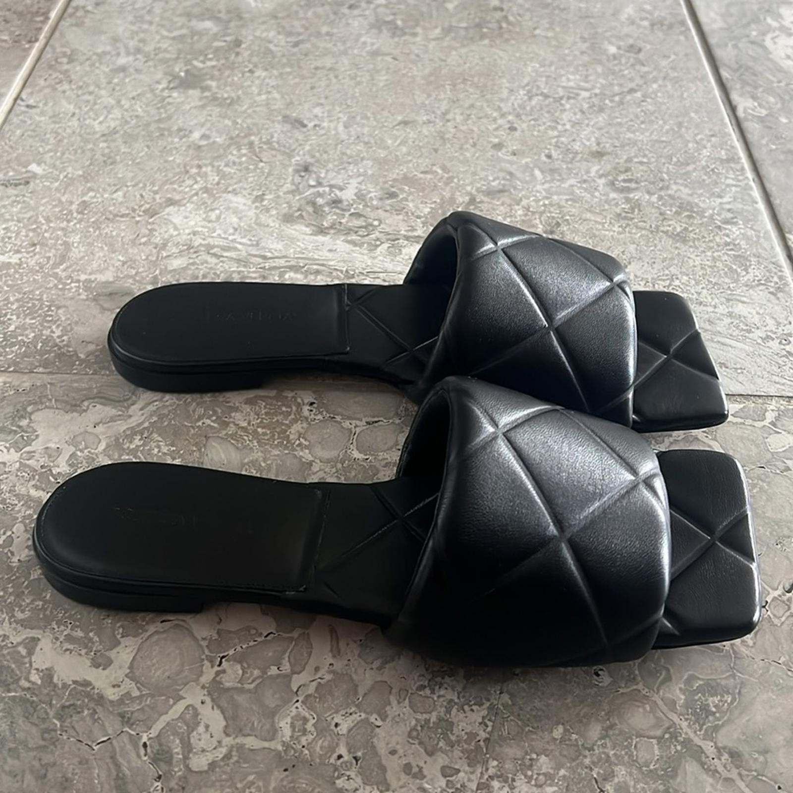 Bottega Veneta Lido Leather Flat Slides in Black, Size 42 -Like New Retail 1,250