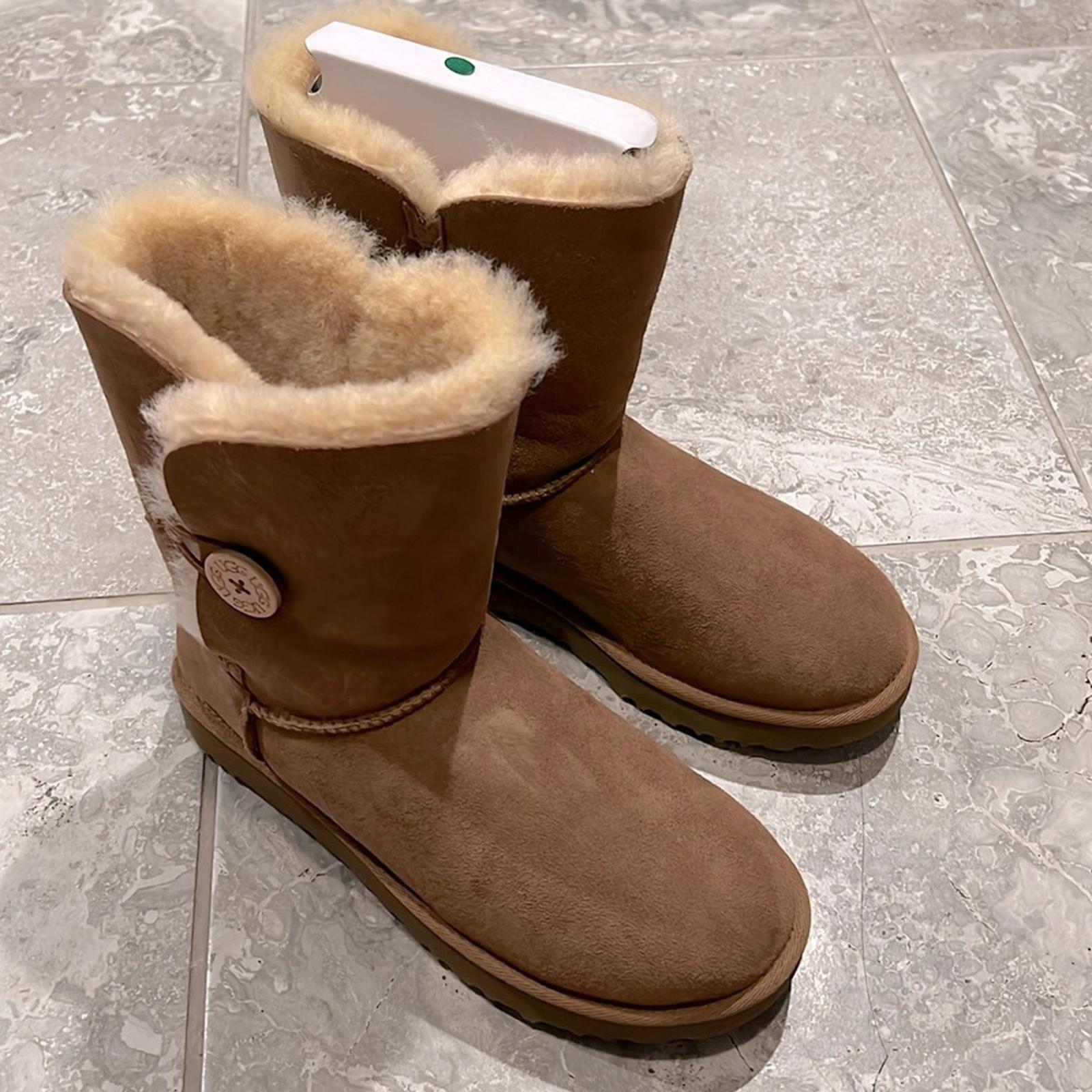 UGG Bailey Button II Boots in Chestnut, Size US11 EU42 NEW in Box