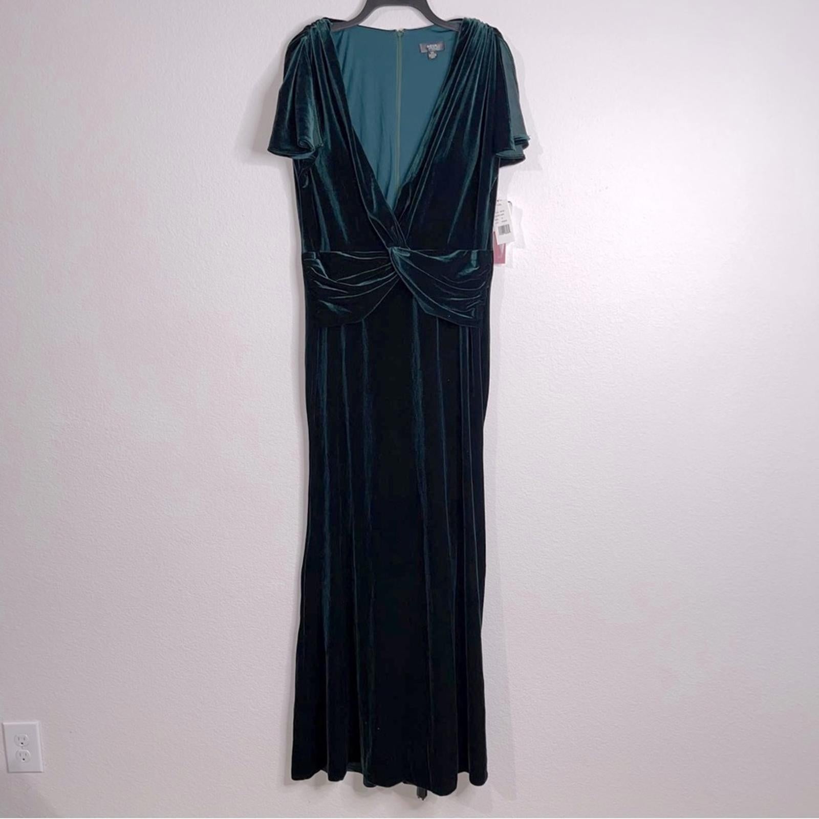Bloomingdale’s Aqua V-Neck Velvet Gown in Hunter Green, Size 14 NEW w/Tag