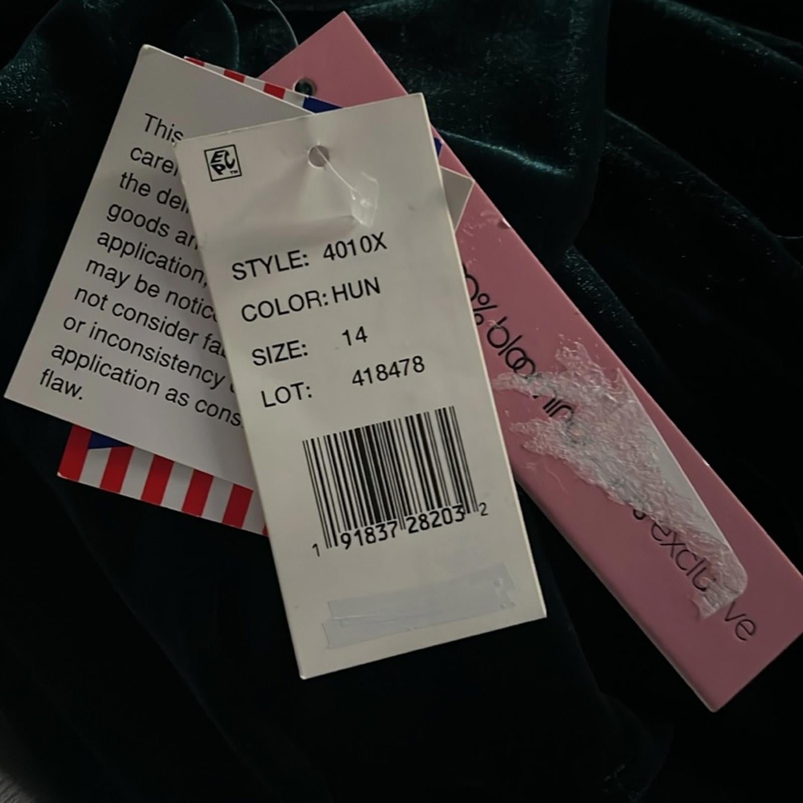 Bloomingdale’s Aqua V-Neck Velvet Gown in Hunter Green, Size 14 NEW w/Tag