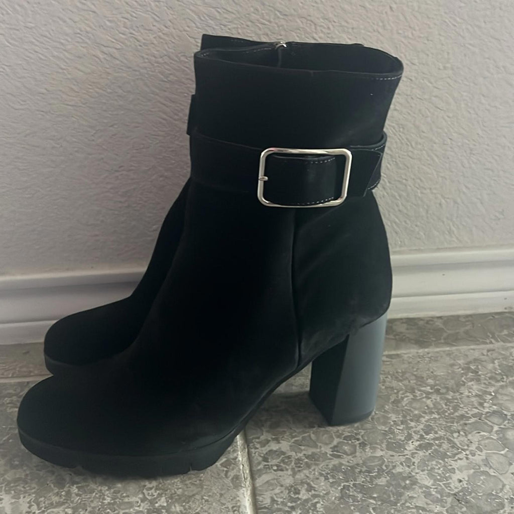 La Canadienne Buckle Accent Milo Block Heel Suede Boots, Size 11 New in Box $565