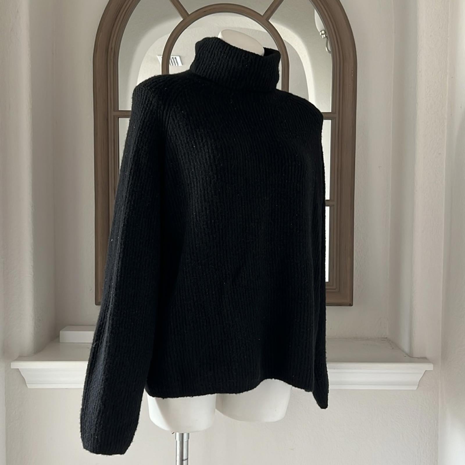 Velvet by Graham & Spencer Judith Turtleneck Sweater in Black, Size M EXCELLENT!