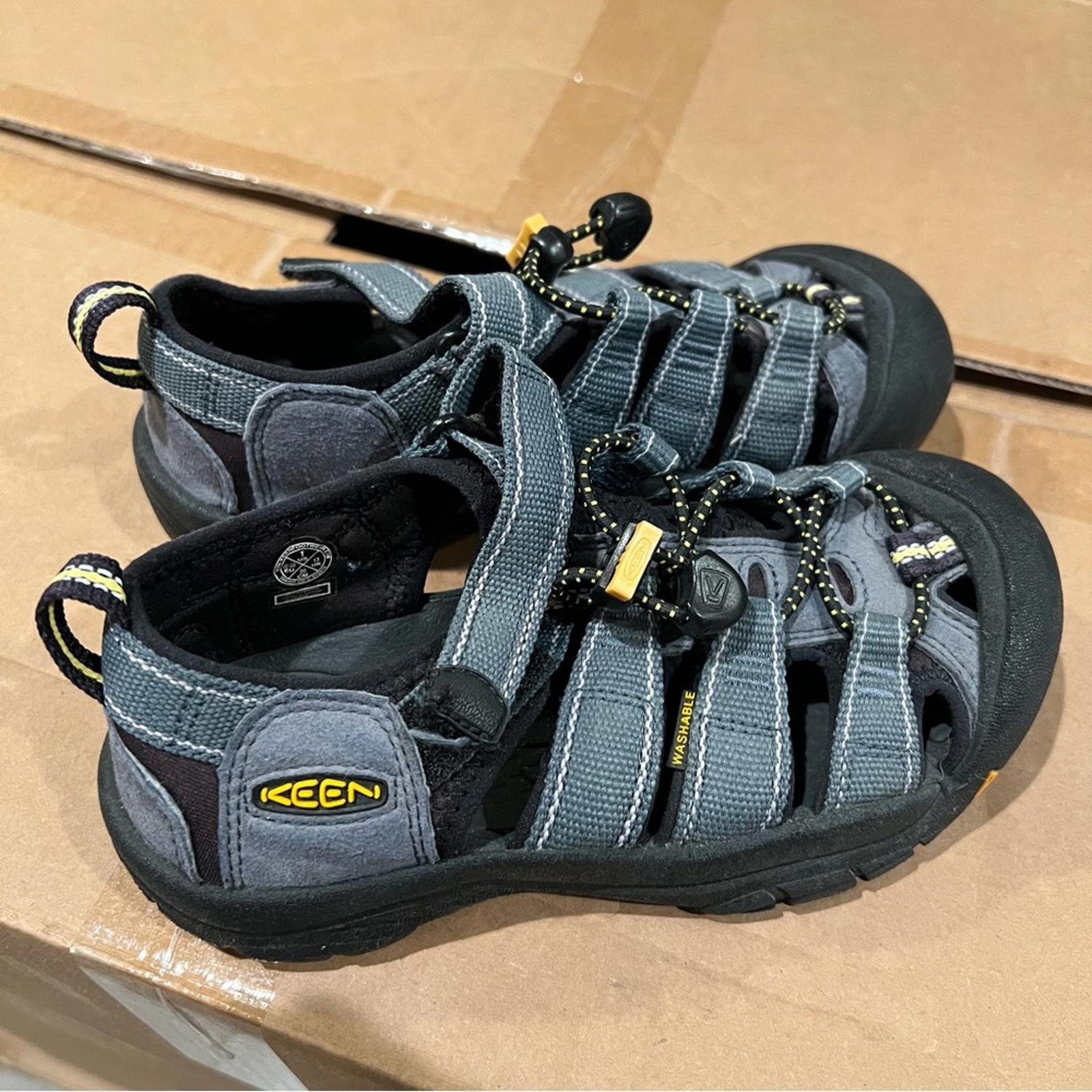 KEEN Newport H2 Sandals in Grey, NEW, Size 1