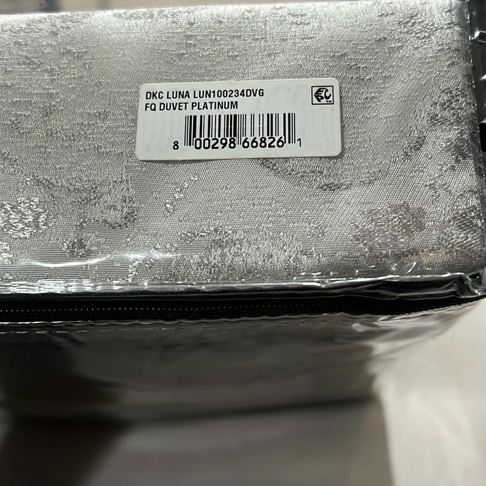 Donna Karan Luna Duvet Cover in Platinum, NWT, Size Full/Queen