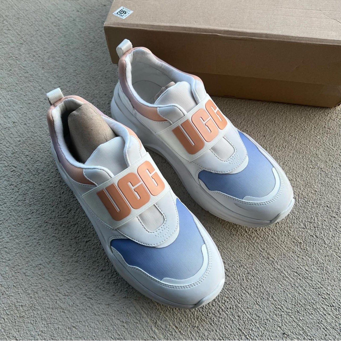 UGG Women's LA Flex Sneaker, Scallop Gradient Size 8, Comes in Original Box