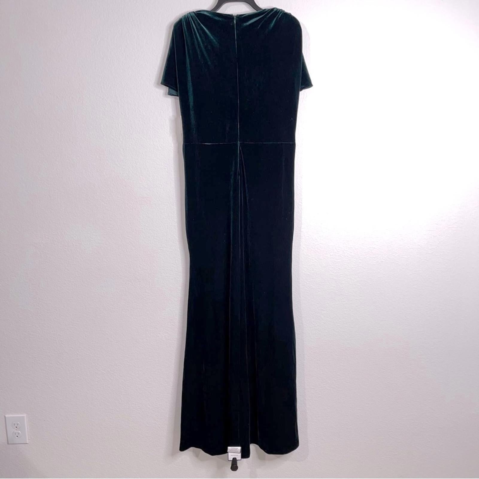 Bloomingdale’s Aqua V-Neck Velvet Gown in Hunter Green, Size 14 NEW w/Tag