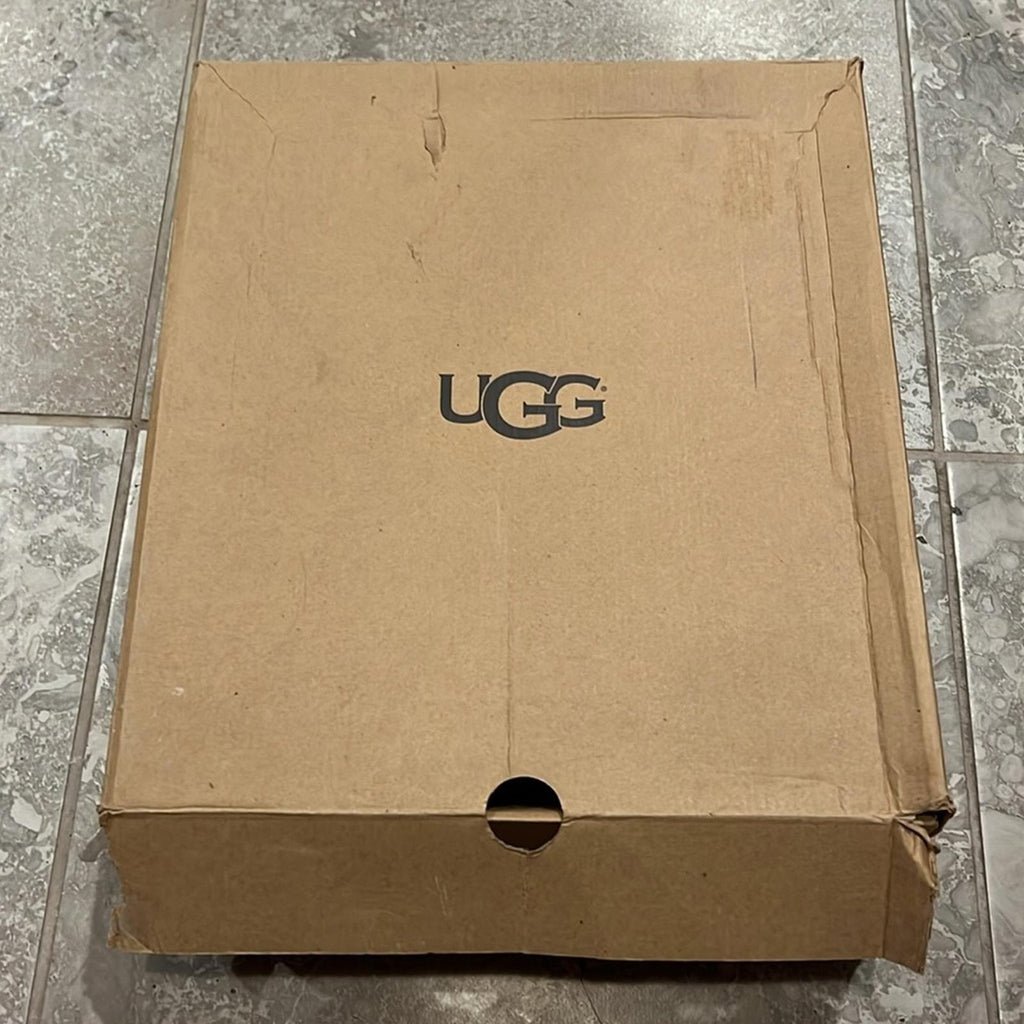 UGG Bailey Button II Boots in Chestnut, Size US11 EU42 NEW in Box