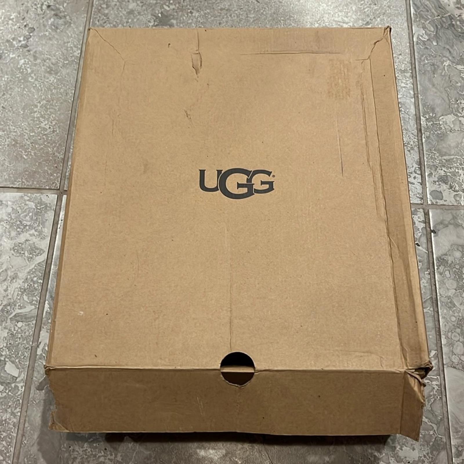 UGG Bailey Button II Boots in Chestnut, Size US11 EU42 NEW in Box