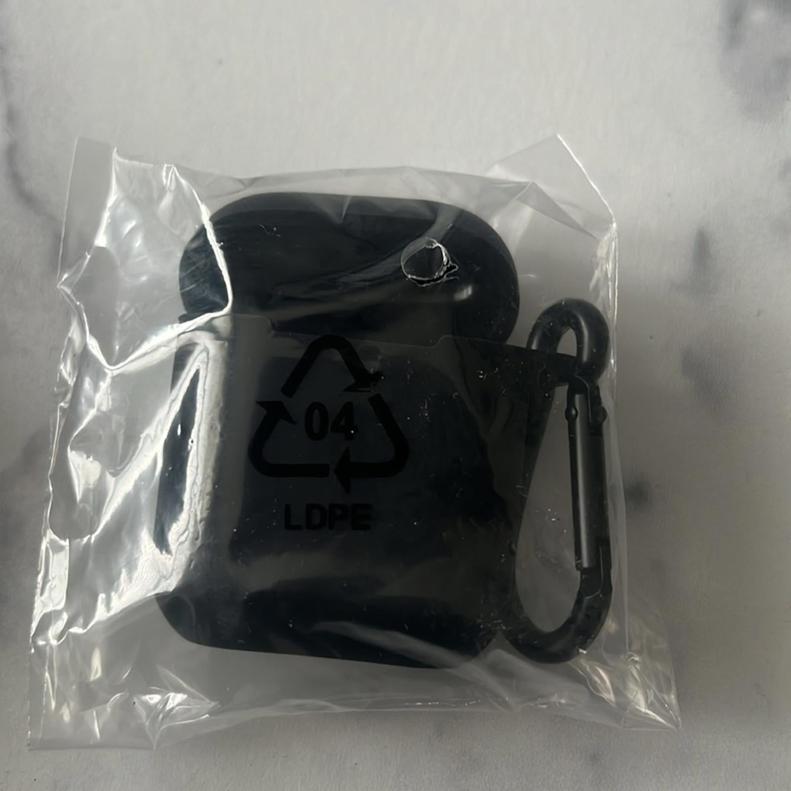 Insignia Case for Apple AirPods in Black Model:NS-CAHAPCC-BK, NEW in Box