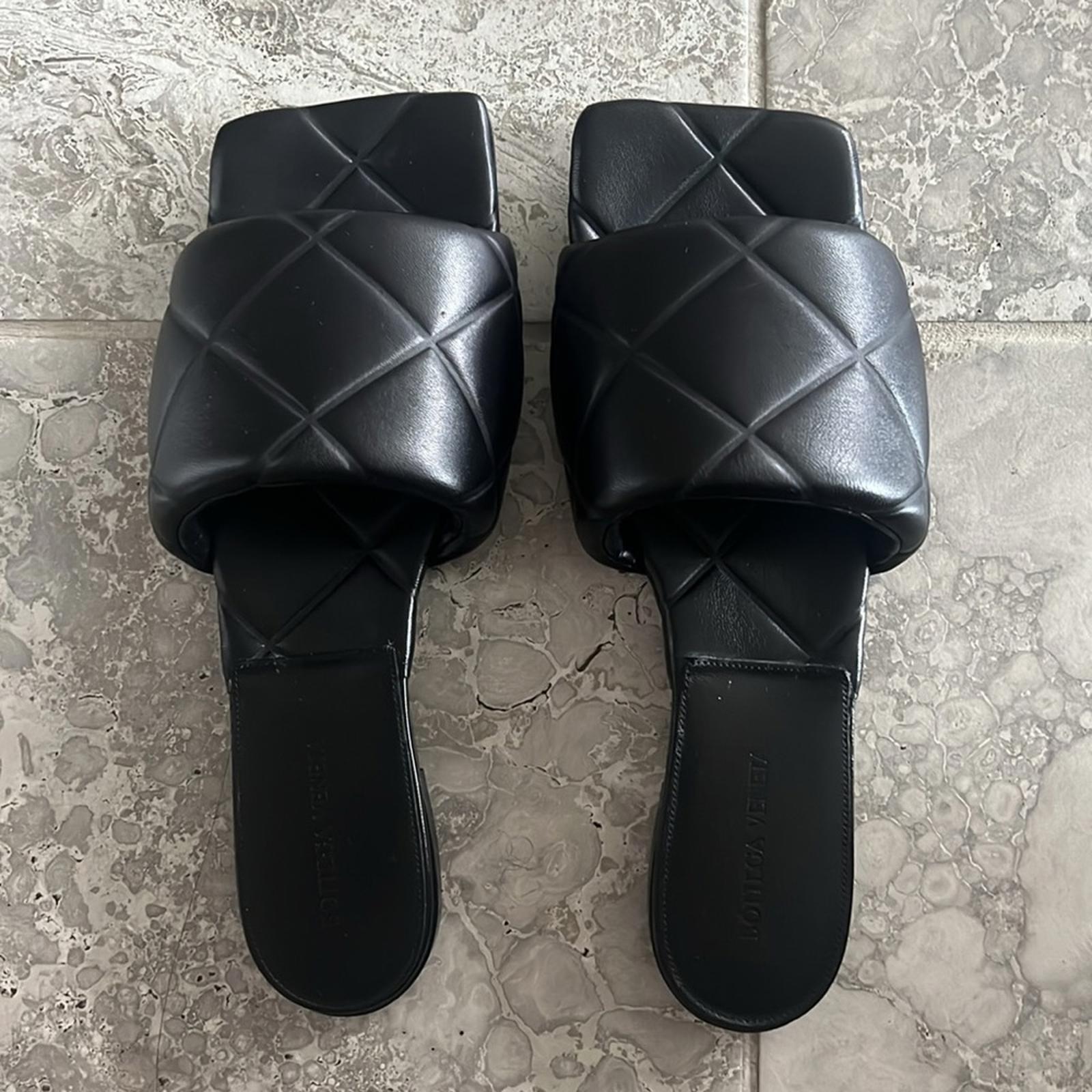 Bottega Veneta Lido Leather Flat Slides in Black, Size 42 -Like New Retail 1,250