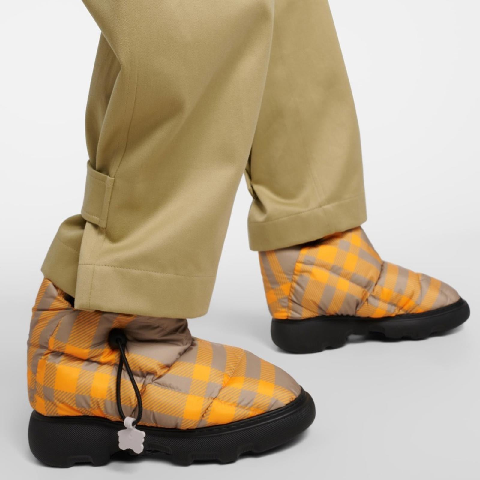 Burberry Check Pillow Padded Snow Boots, Size 40 NEW in Box $1,050 +DustBag