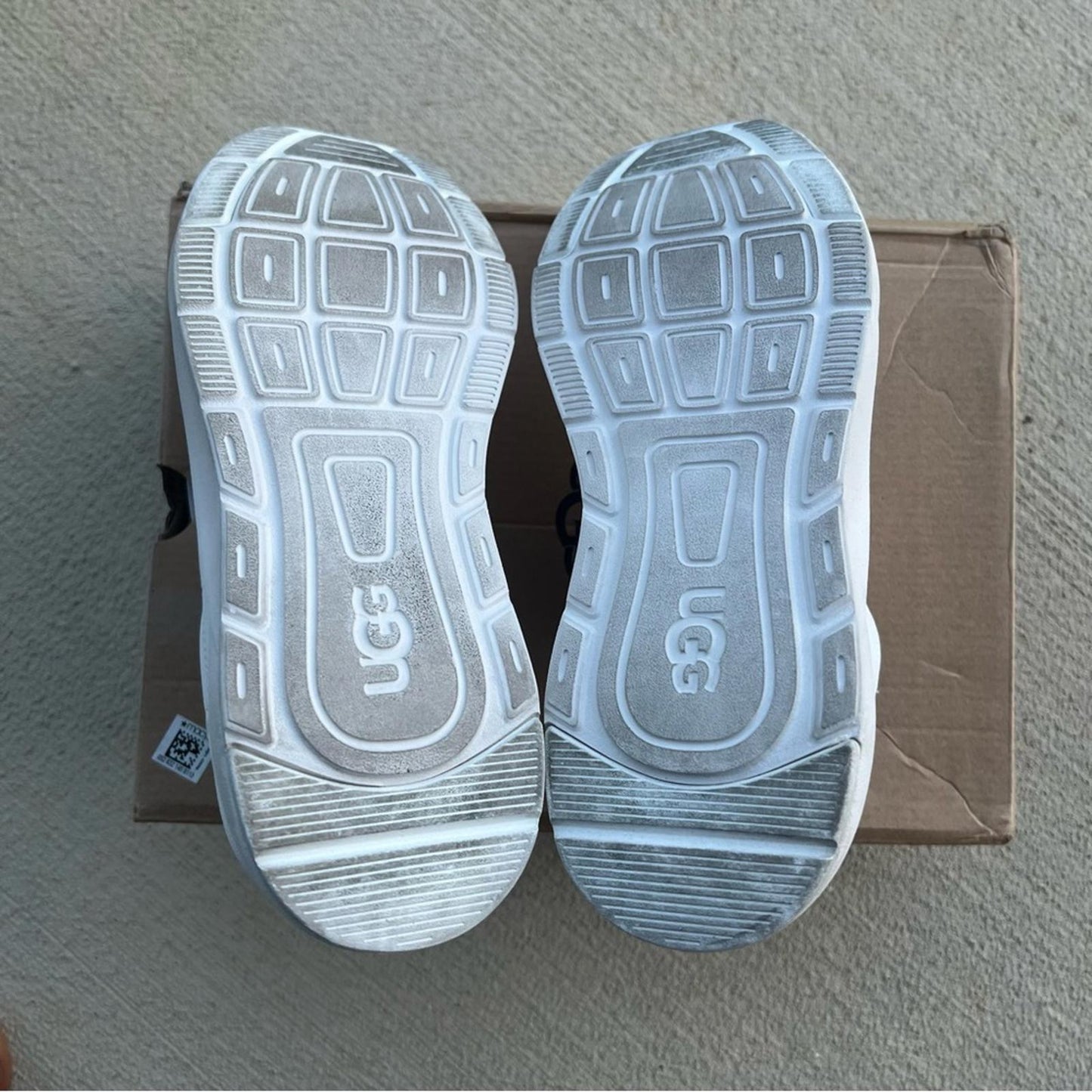 UGG Women's LA Flex Sneaker, Scallop Gradient Size 8, Comes in Original Box