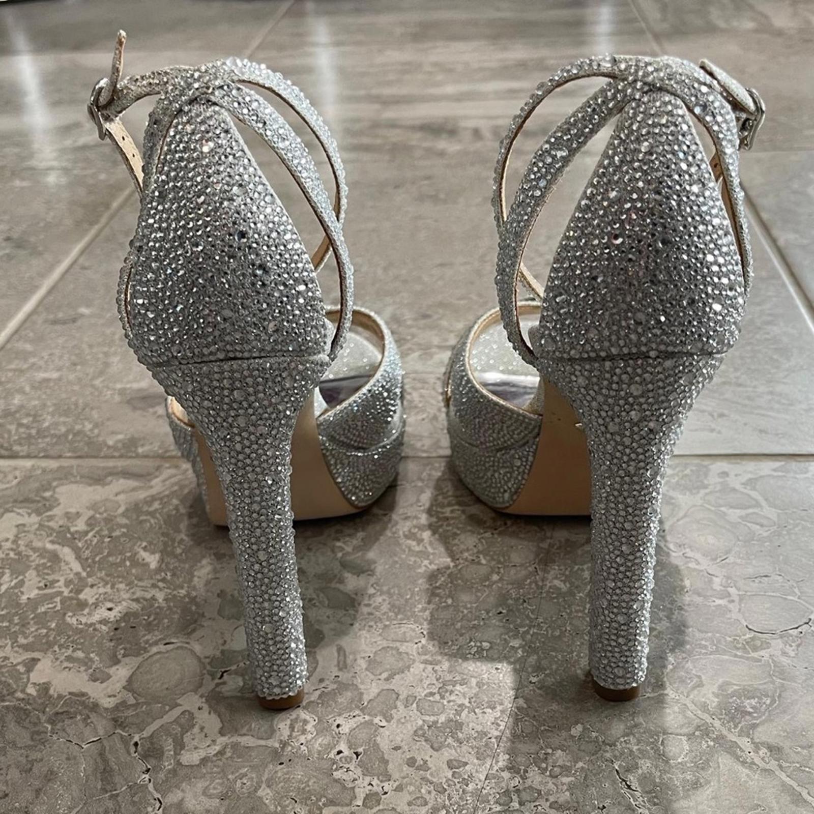 Badgley Mischka Fizzy Ankle Strap Platform High Heel Sandals Silver Size 9.5 NWT