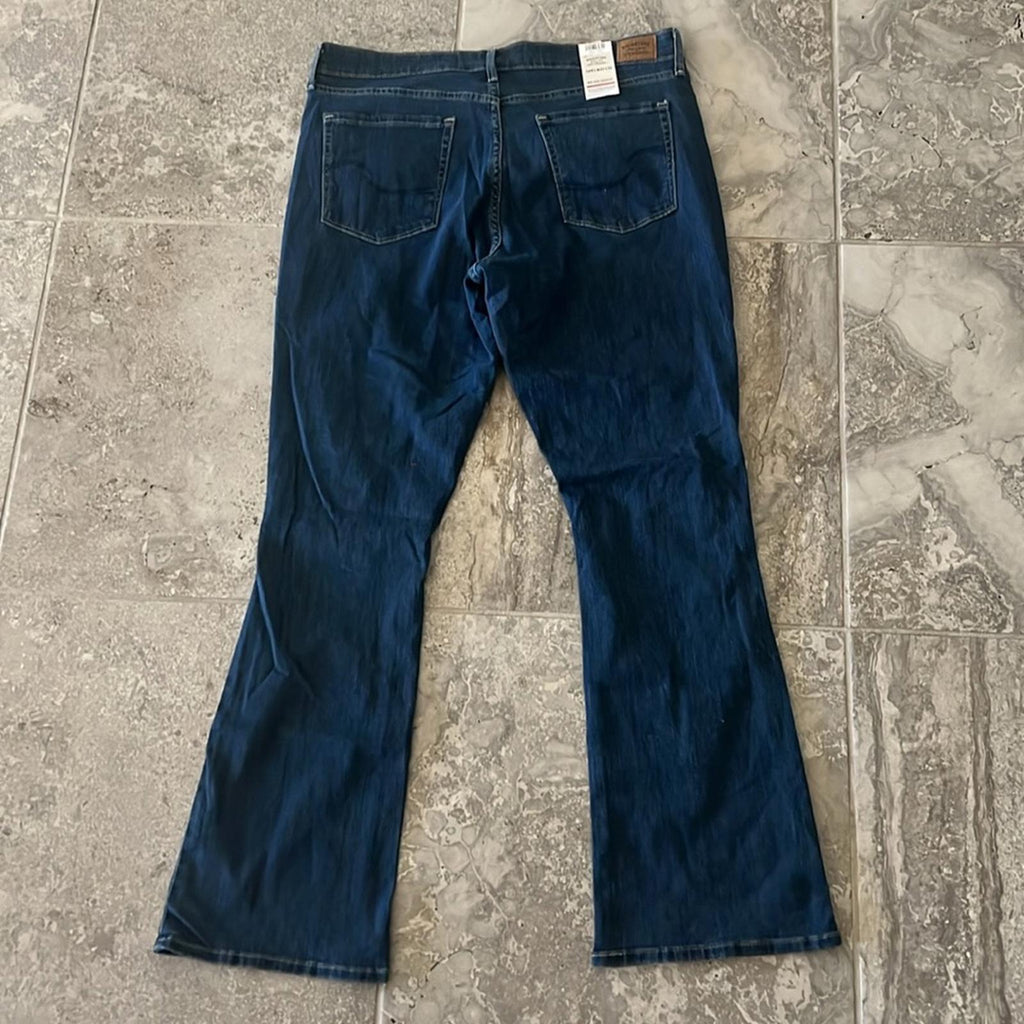 NWT Signature Levi Strauss Mid Rise Bootcut Jeans, Size 16 W33 L32 New w/Tag