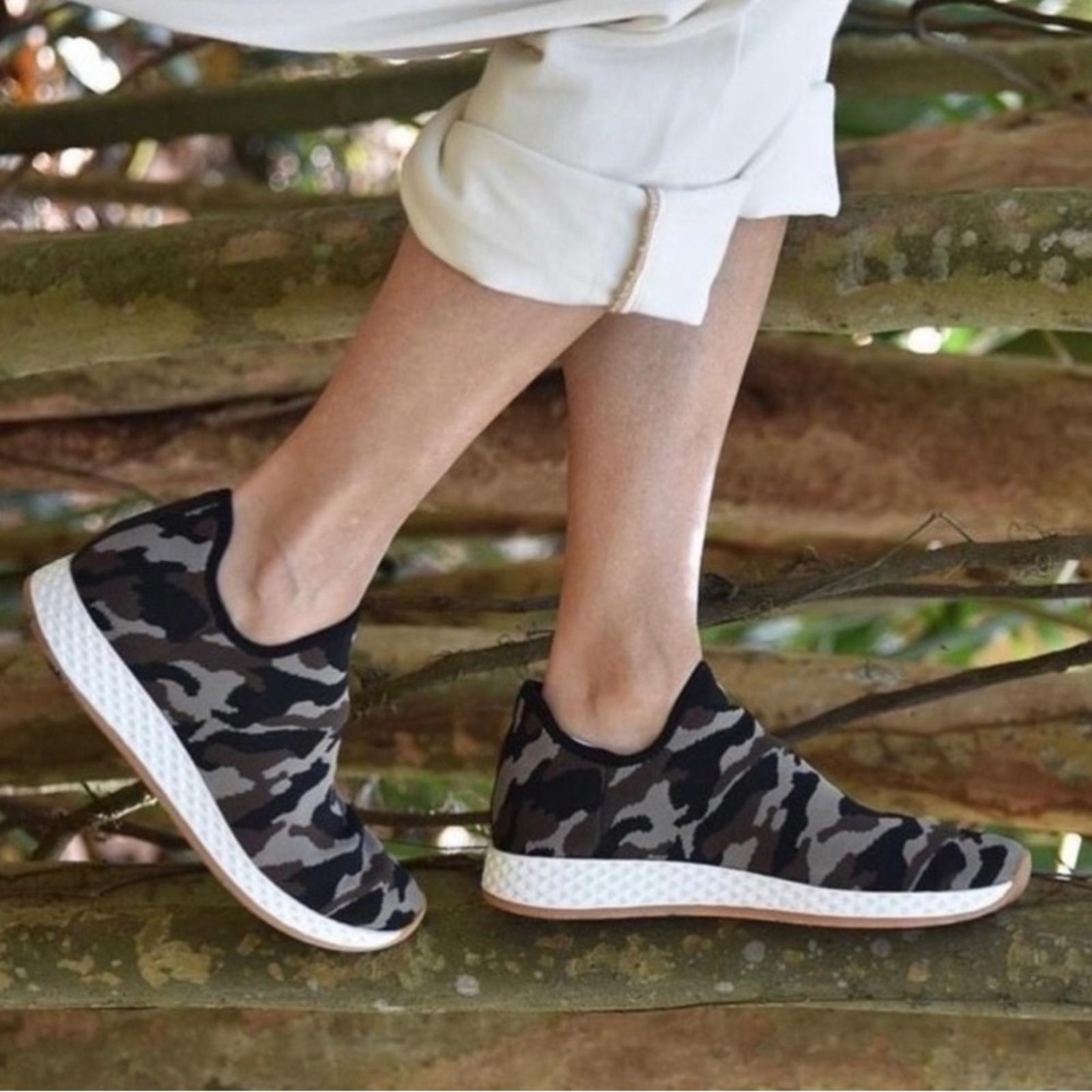 NEW J/Slides Urban Sports Sneakers in Tiger Knit, Size 10 New w/o Box