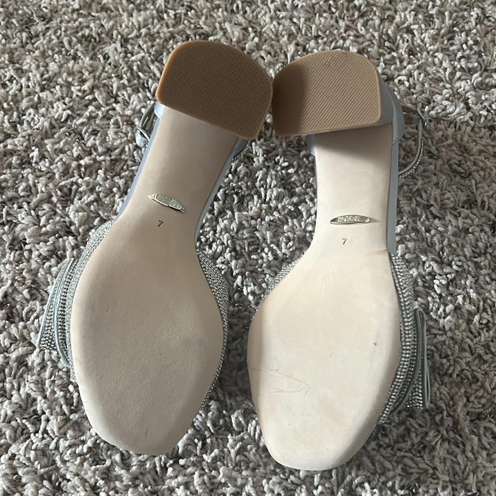 Badgley Mischka Poppy Heeled Sandals in Silver, Size 7 New in Box + Dust Bag