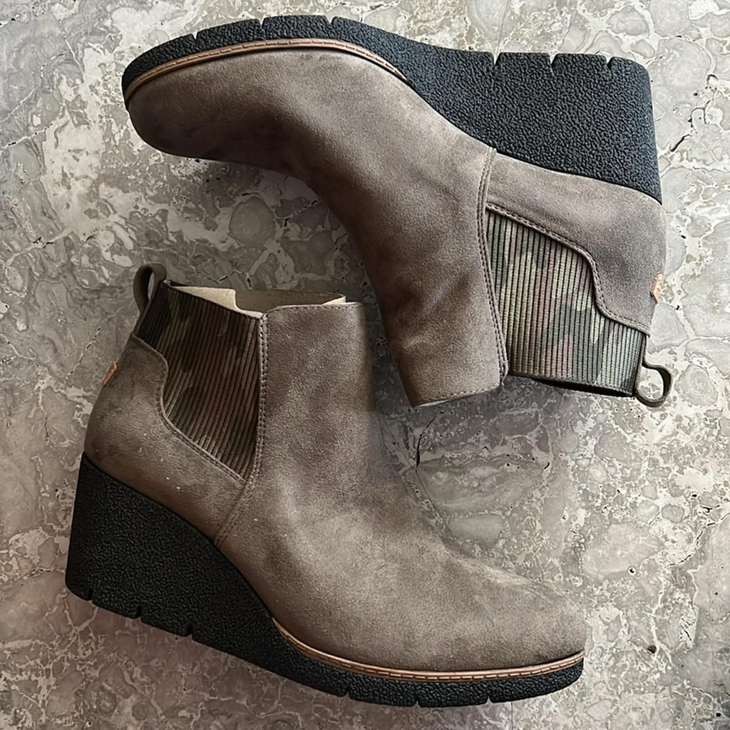Dr. Scholl's Lean In Wedge Chelsea Boots Olive, Size 11, New in Box