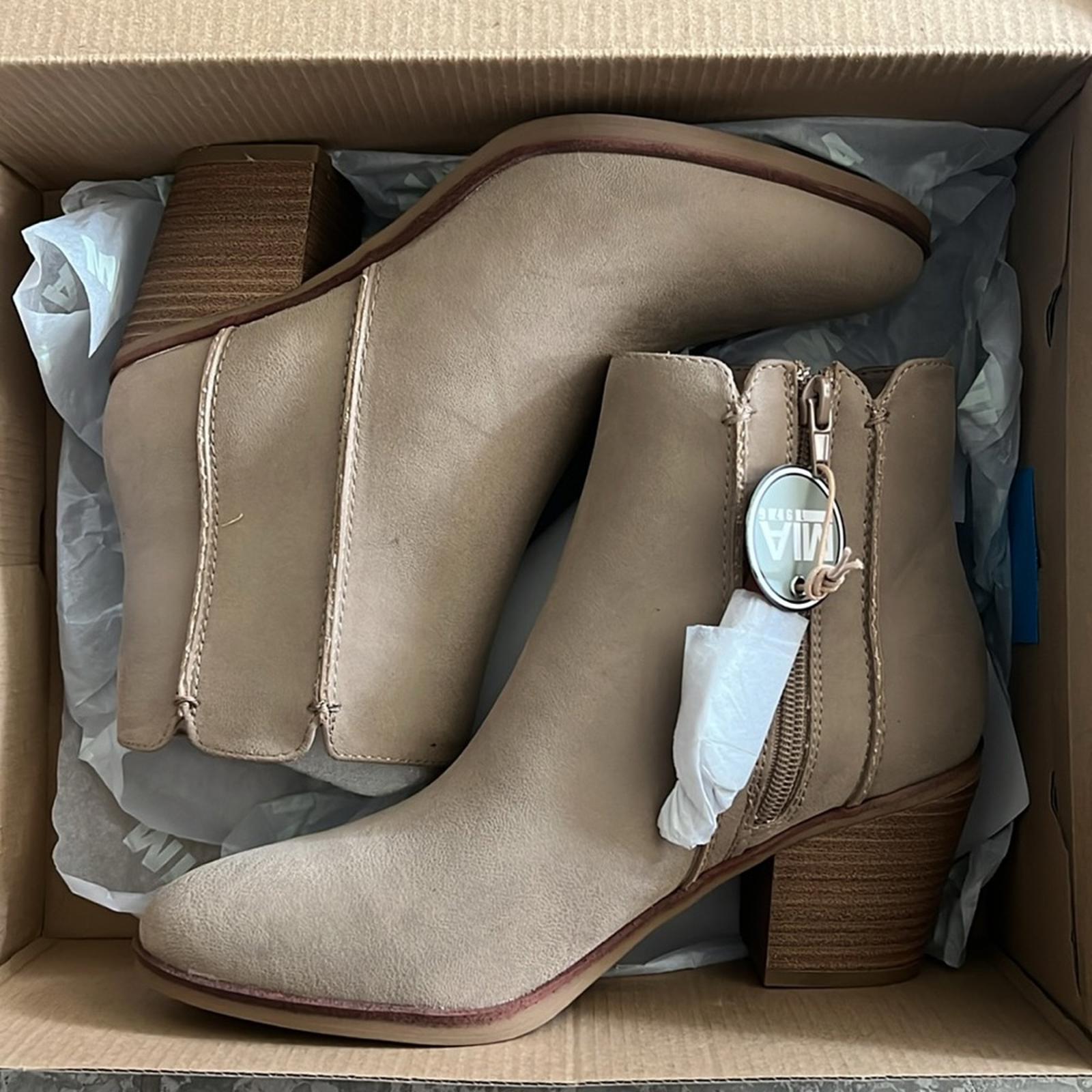 MIA Charlize Lolo Western Ankle Booties in Stone/Tan, NWT, Size 7