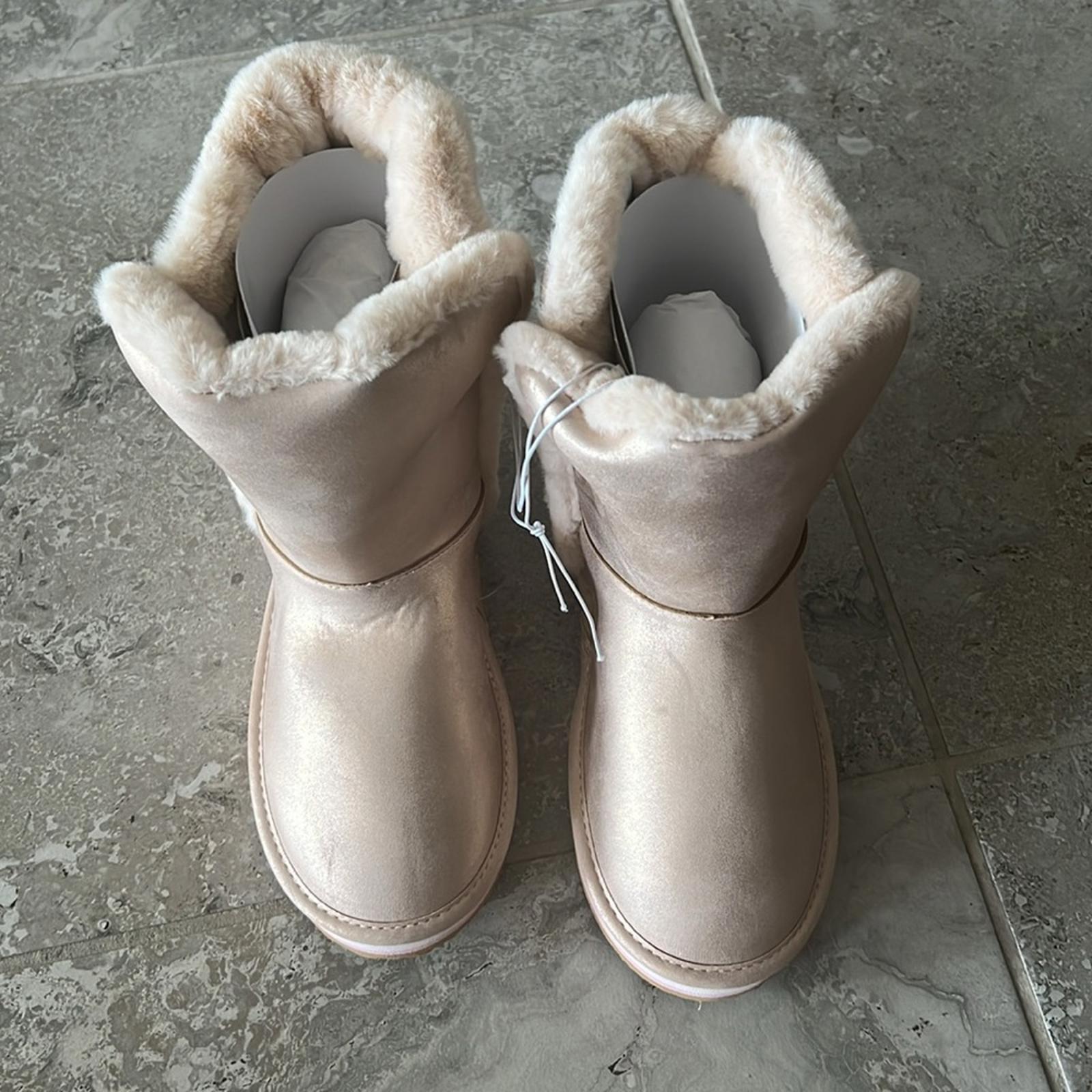 Sugar Big Girls Milhoja Sueded Faux Fur Cozy Boots, Rose Gold Size 4 New in Box