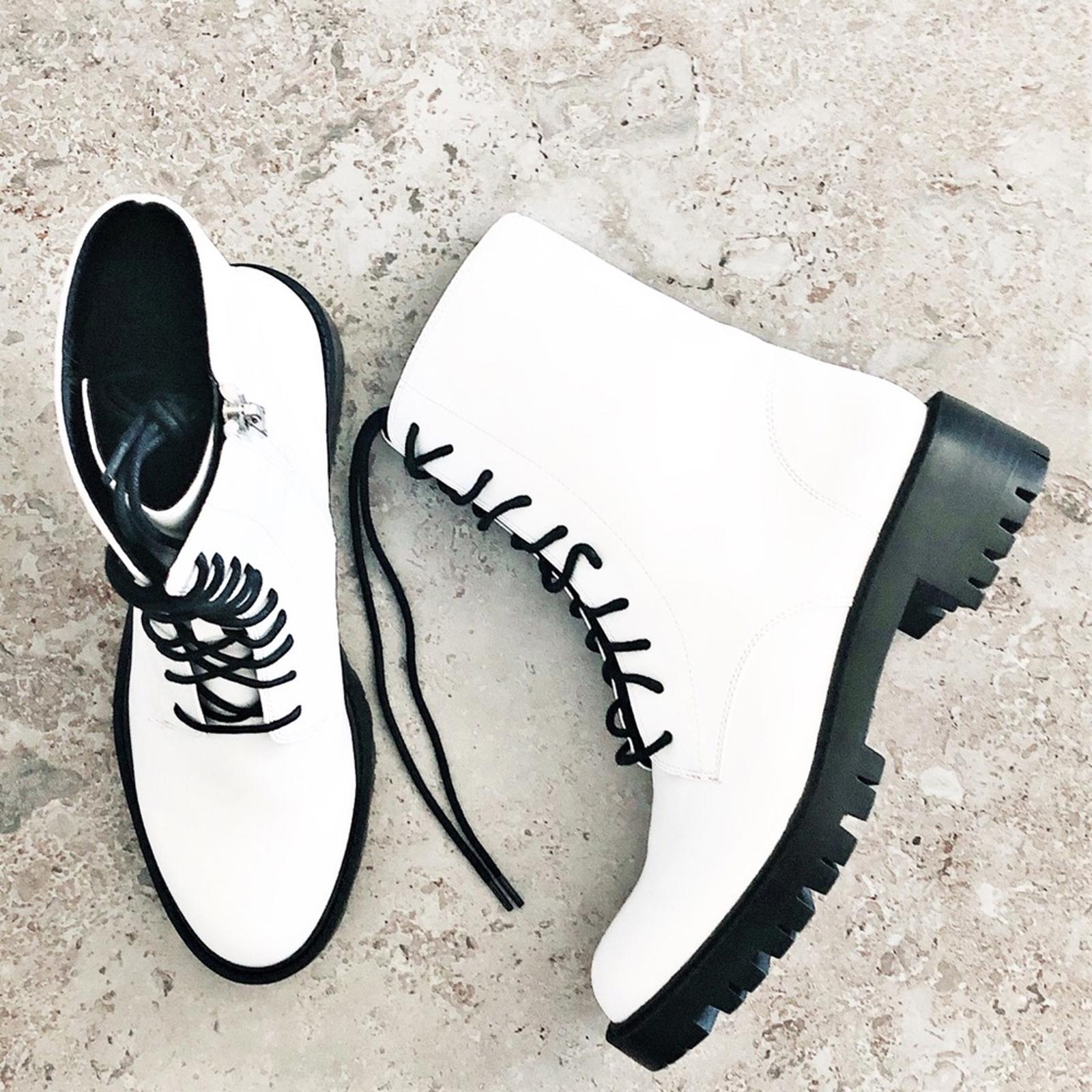 WhoWhatWear Platform Lace-Up Moto Boots in White, Size 8 New w/o Box
