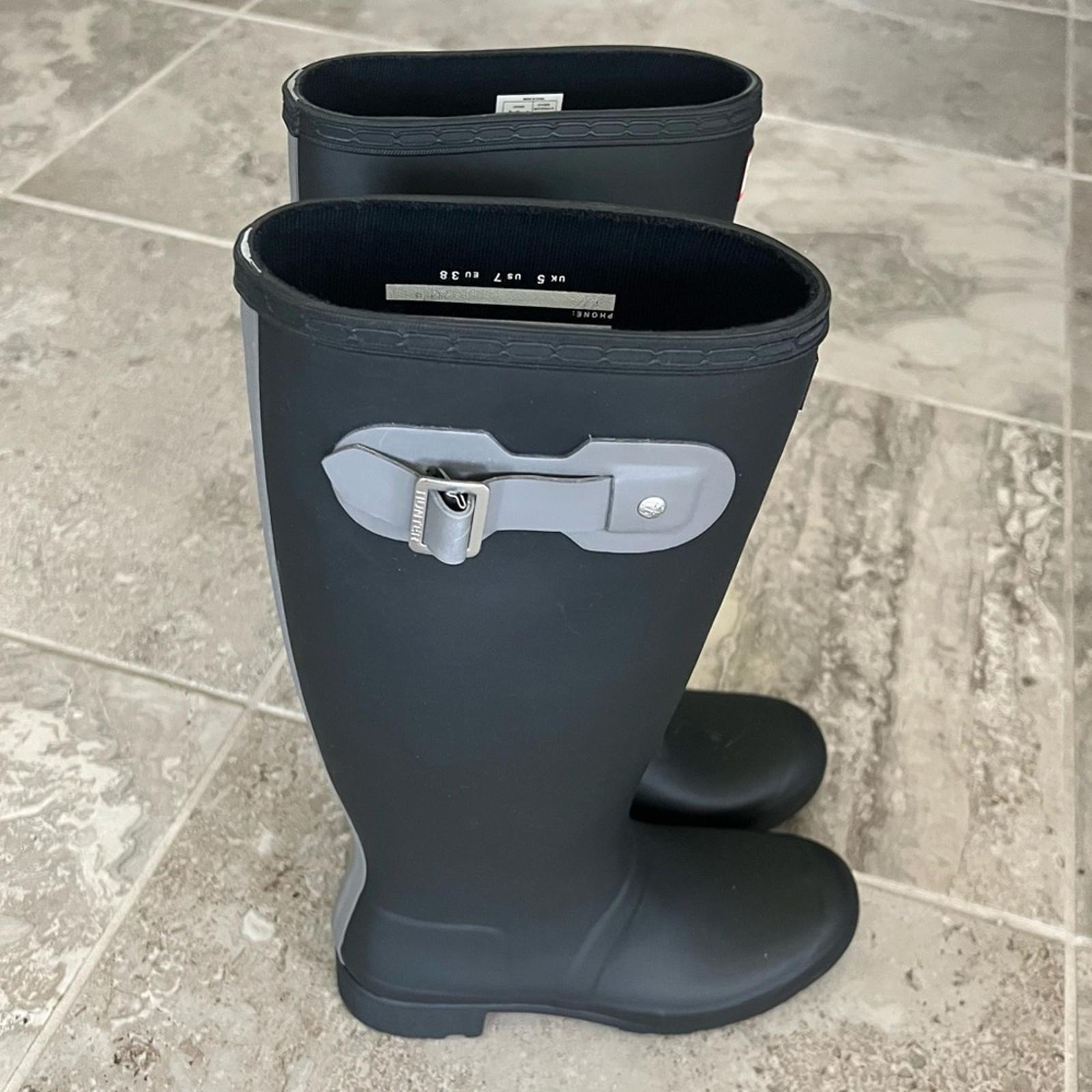 Hunter Tall Rain Boots in Black w/Grey Stripe, Size US7 EU38, New w/Tag