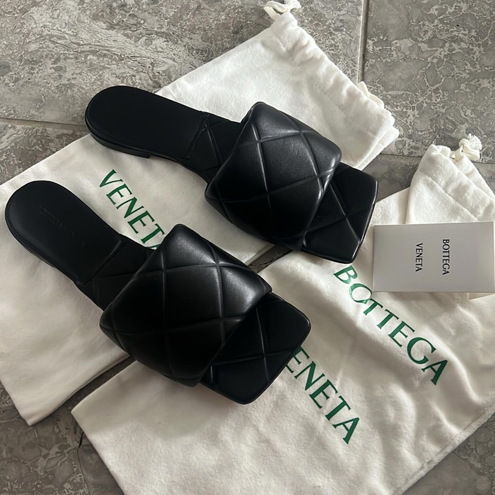 Bottega Veneta Lido Leather Flat Slides in Black, Size 42 -Like New Retail 1,250