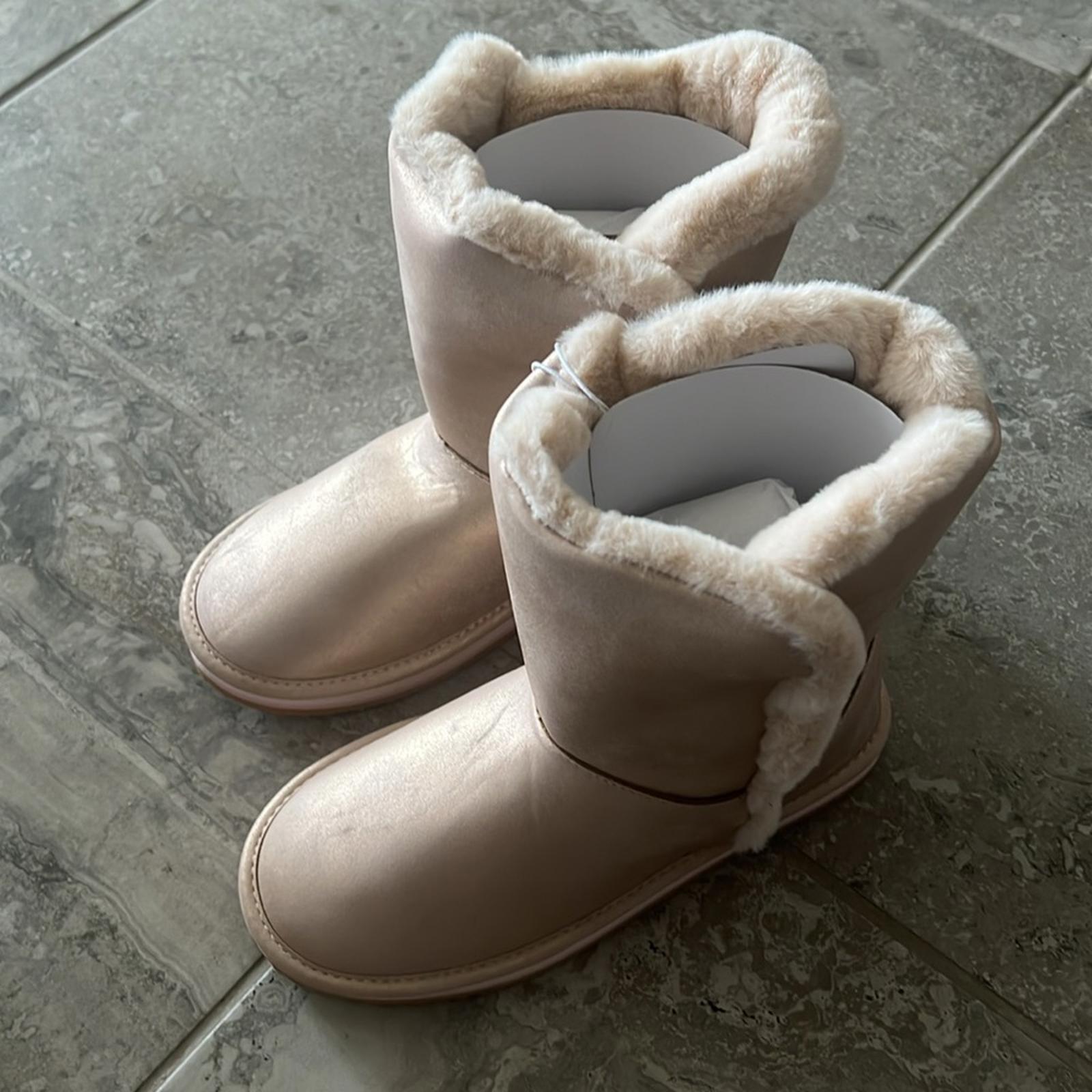Sugar Big Girls Milhoja Sueded Faux Fur Cozy Boots, Rose Gold Size 4 New in Box