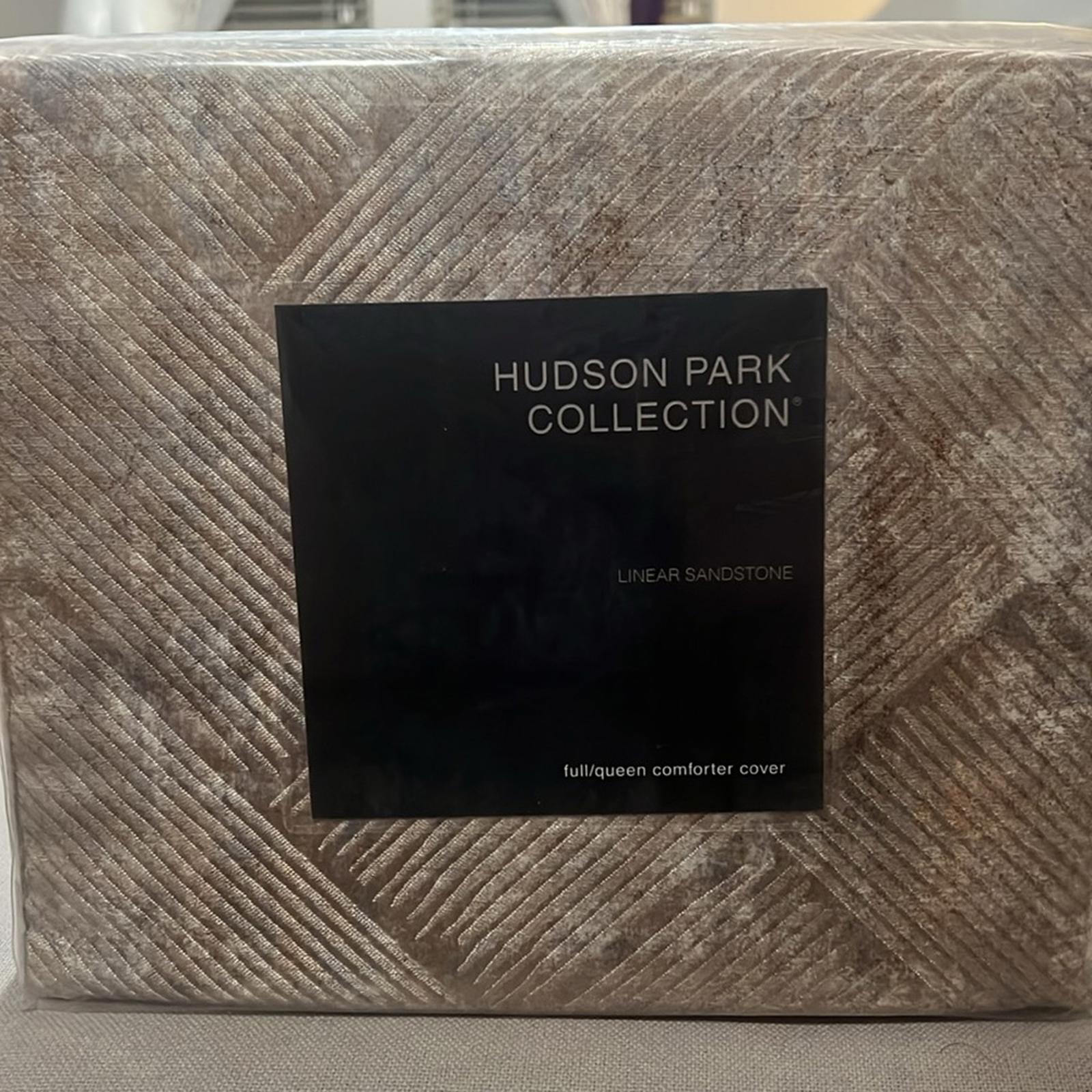 Hudson Park Collection Linear Sandstone Duvet Cover, NWT, Size Full/Queen $425