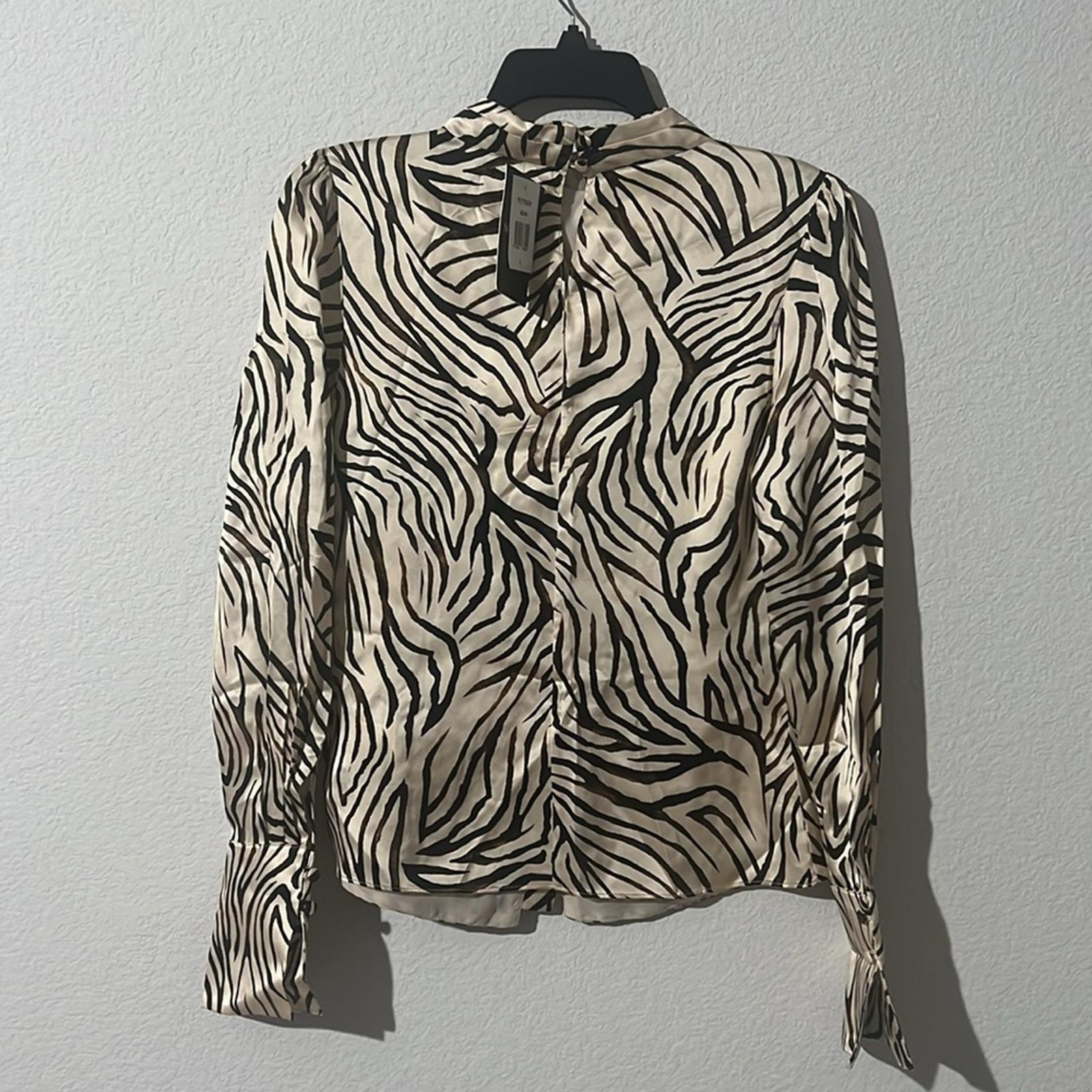 Nicholas Doris Cross Neck Keyhole L/S Blouse in Abstract Animal Print Size 2 NWT
