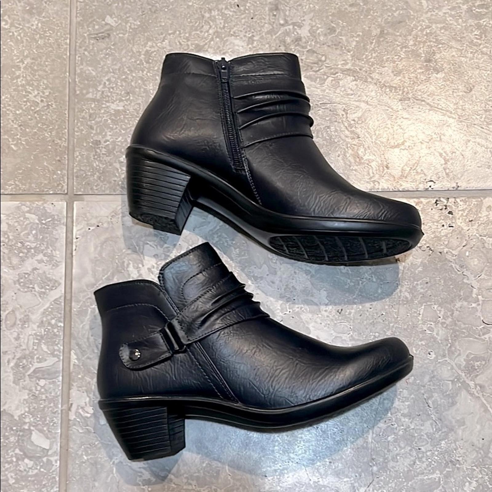 Easy Street Damita Ankle Boots in Navy, Size 9W NEW in Box